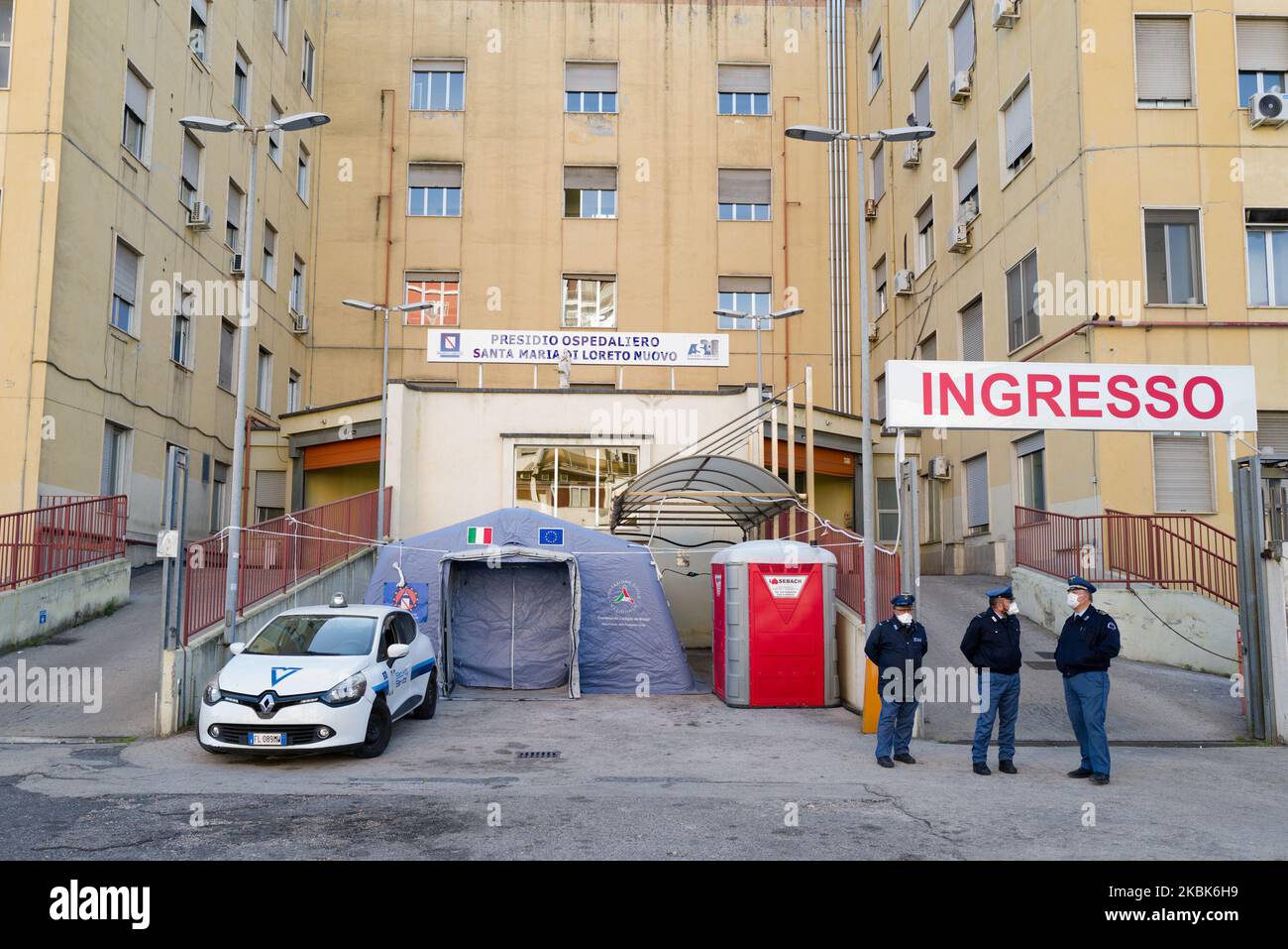 Das Triage-Zelt für Patienten am Eingang des Loreto Mare Krankenhauses ist die neue Abteilung für Coronavirus-Notfälle in Neapel, Italien, am 18. März 2020. (Foto von Paolo Manzo/NurPhoto) Stockfoto