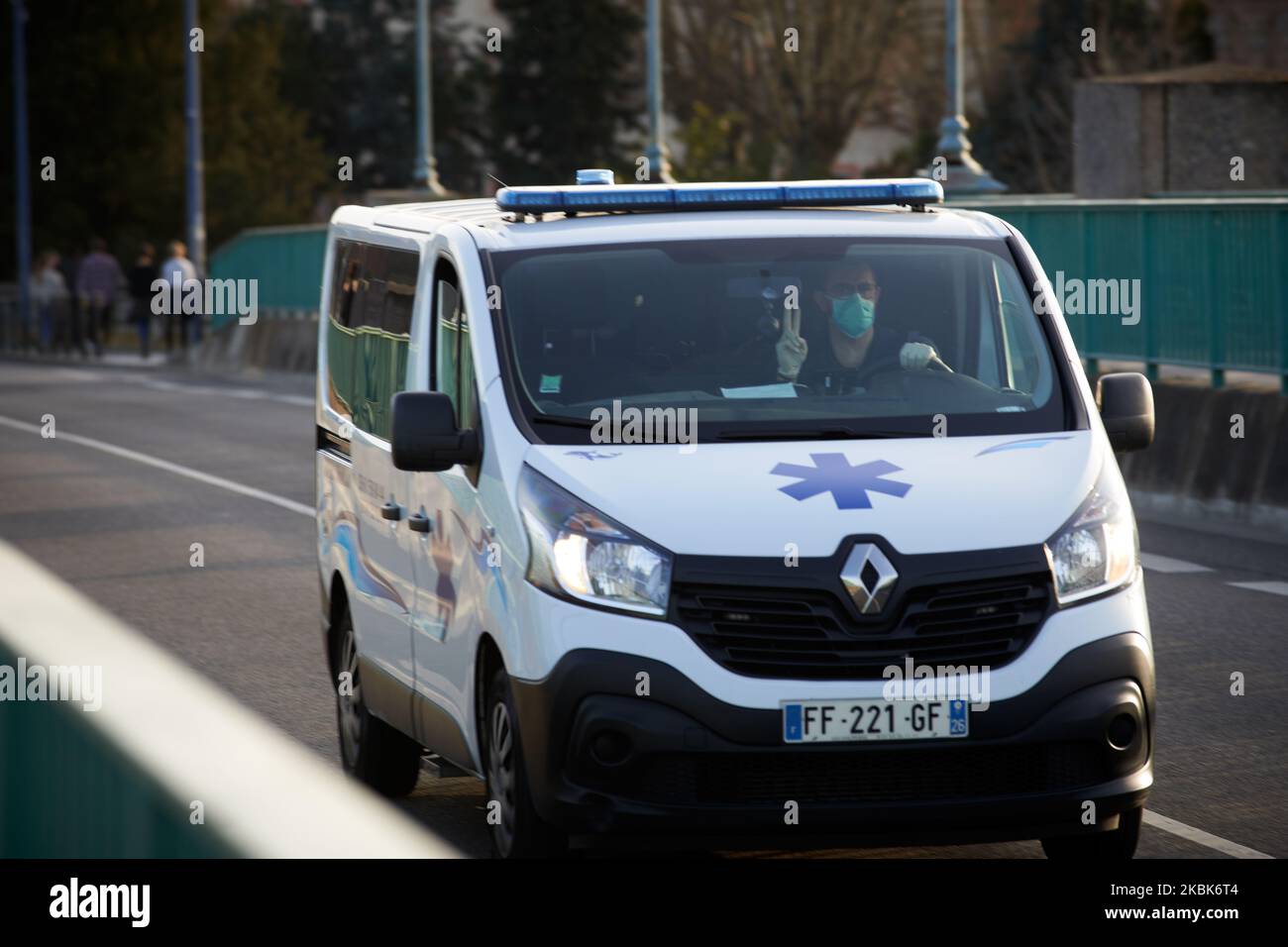 Ein Krankenwagenfahrer mit Gesichtsmaske macht das V-Zeichen. Für die 2. Tage sind die Franzosen gesperrt. Am Montag, den 16.. März, kündigte der französische Präsident Macron an, dass alle Menschen aufgrund der Coronavirus-Pandemie Covid-19 gesperrt werden. In Toulouse wie auch anderswo in Frankreich waren alle Geschäfte, die nicht auf das Wesentliche beschränkt waren, bis auf weiteres geschlossen. Die Polizei patrouilliert auf den Straßen, um die Menschen draußen zu überprüfen. Die Menschen müssen eine Erlaubnis haben, sich zu bewegen. Während sich das Coronavirus Covid-19 in ganz Frankreich ausbreitet, kündigte Präsident Macron die Schließung aller Schulen, Hochschulen und Universitäten an, um die Ausbreitung der einzudämmen Stockfoto