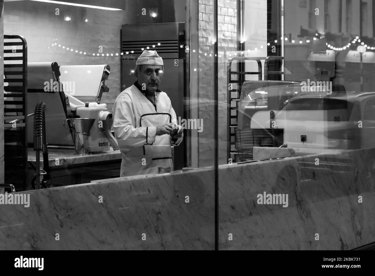 Ein Konditor wird in seinem Laden in Covent Garden bei der Arbeit gesehen, da die Regierung empfiehlt, während der anhaltenden COVID-19-Coronavirus-Pandemie am 18. März 2020 in London, England, soziale Kontakte zu vermeiden. (Foto von Alberto Pezzali/NurPhoto) Stockfoto
