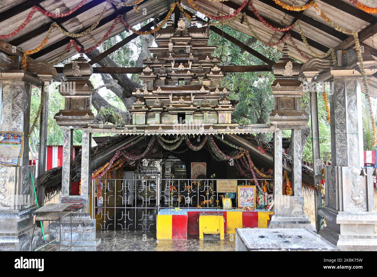 Murikandy Pillayar Hindu-Tempel (Murukandy-Tempel) in Jaffna, Sri Lanka. Dieser berühmte Hindu-Tempel ist Lord Ganesh gewidmet und ist ein Ort, an dem alle Reisenden und diejenigen, die vorbeifahren, anhalten, da man glaubt, dass Gott sie während der Reise beschützen und ihnen eine sichere Reise bieten kann, indem er eine Kokosnuss bricht und Gebete in diesem Tempel anrichtet. Dies war die Praxis von undenklichen Zeiten an und wird heute noch von allen verfolgt, die entlang der A-9 Road reisen. (Foto von Creative Touch Imaging Ltd./NurPhoto) Stockfoto