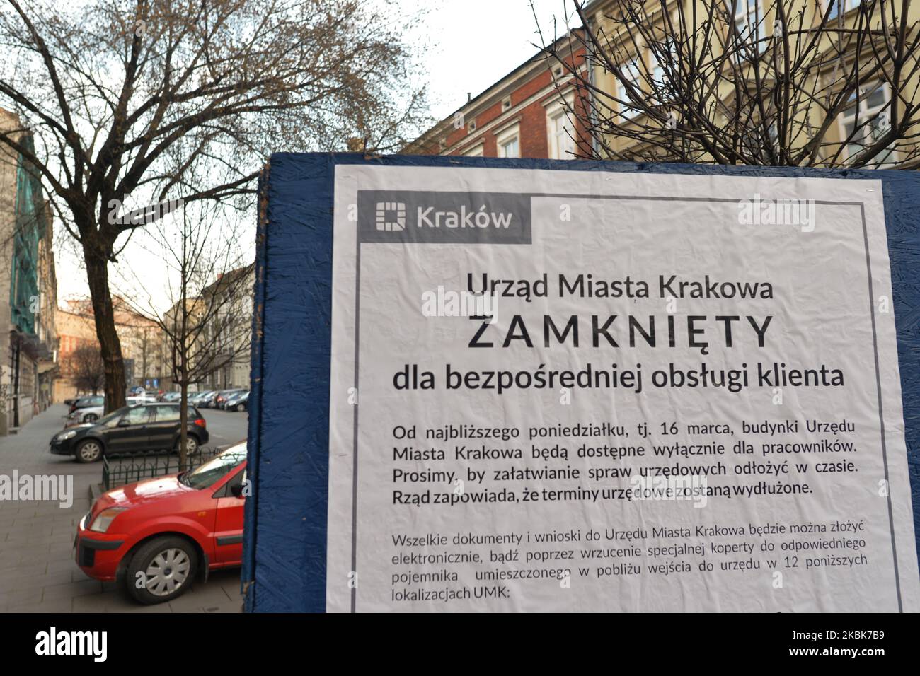 Eine Information Board Mitteilung über die Schließung von Krakaus Stadtbüro für den direkten Kundendienst. Lokale Lebensmittelunternehmen passen sich einer neuen Realität des Coronavirus an, indem sie ihren Kunden aufgehetzte Lieferservices anbieten. Das Gesundheitsministerium gab weitere 13 neue Fälle von Coronavirus in Polen bekannt, was die Gesamtzahl auf 251 erhöht. Am Mittwoch, den 18. März 2020, in Krakau, Polen. (Foto von Artur Widak/NurPhoto) Stockfoto