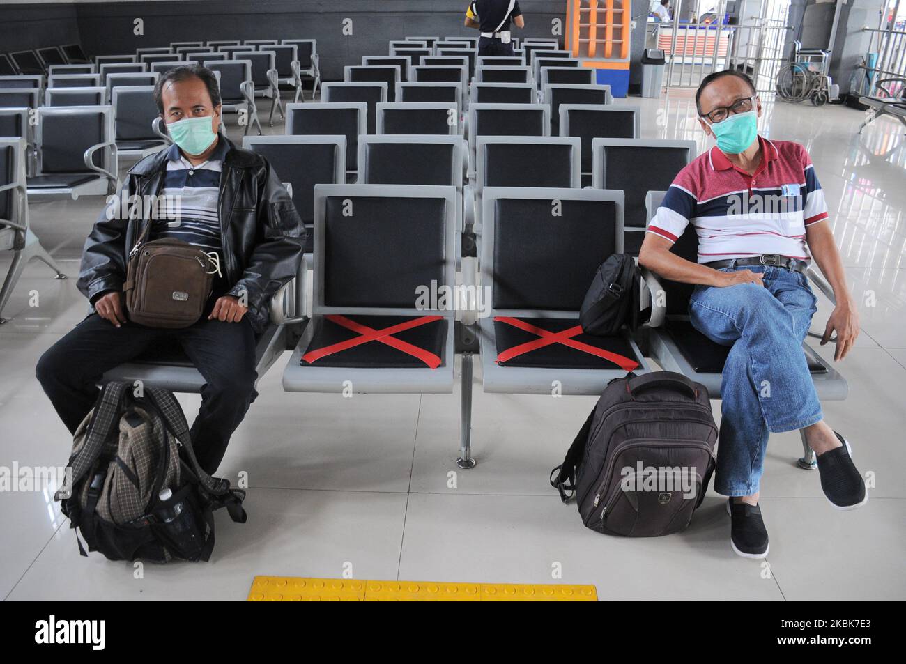 Zugbeamte legten Kreuzaufkleber auf die Wartesessel am Bahnhof Pasar Senen, Jakarta, Am 19,2020. März soll den Bahnbenutzern ein beschränkendes Zeichen zur Verfügung gestellt werden, um ihre Distanz zu anderen Fahrgästen zu halten, um soziale Distanzierungsrufe umzusetzen, die die Ausbreitung des Corona-Virus (covid-19) hemmen und die Körpertemperatur potenzieller Fahrgäste überprüfen sollen In der Nähe des Bahnhofs Pasar Senen. (Foto von Dasril Roszandi/NurPhoto) Stockfoto