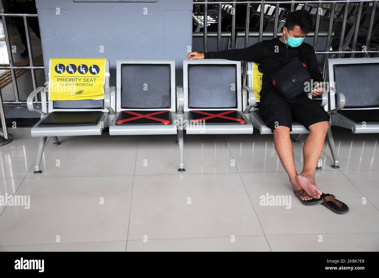 Zugbeamte legten Kreuzaufkleber auf die Wartesessel am Bahnhof Pasar Senen, Jakarta, Am 19,2020. März soll den Bahnbenutzern ein beschränkendes Zeichen zur Verfügung gestellt werden, um ihre Distanz zu anderen Fahrgästen zu halten, um soziale Distanzierungsrufe umzusetzen, die die Ausbreitung des Corona-Virus (covid-19) hemmen und die Körpertemperatur potenzieller Fahrgäste überprüfen sollen In der Nähe des Bahnhofs Pasar Senen. (Foto von Dasril Roszandi/NurPhoto) Stockfoto