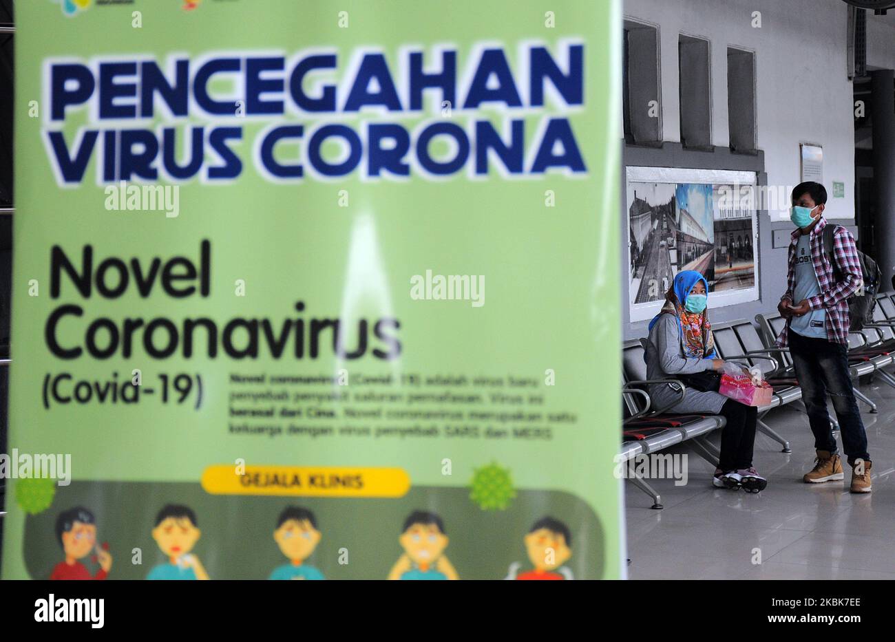 Zugbeamte legten Kreuzaufkleber auf die Wartesessel am Bahnhof Pasar Senen, Jakarta, Am 19,2020. März soll den Bahnbenutzern ein beschränkendes Zeichen zur Verfügung gestellt werden, um ihre Distanz zu anderen Fahrgästen zu halten, um soziale Distanzierungsrufe umzusetzen, die die Ausbreitung des Corona-Virus (covid-19) hemmen und die Körpertemperatur potenzieller Fahrgäste überprüfen sollen In der Nähe des Bahnhofs Pasar Senen. (Foto von Dasril Roszandi/NurPhoto) Stockfoto