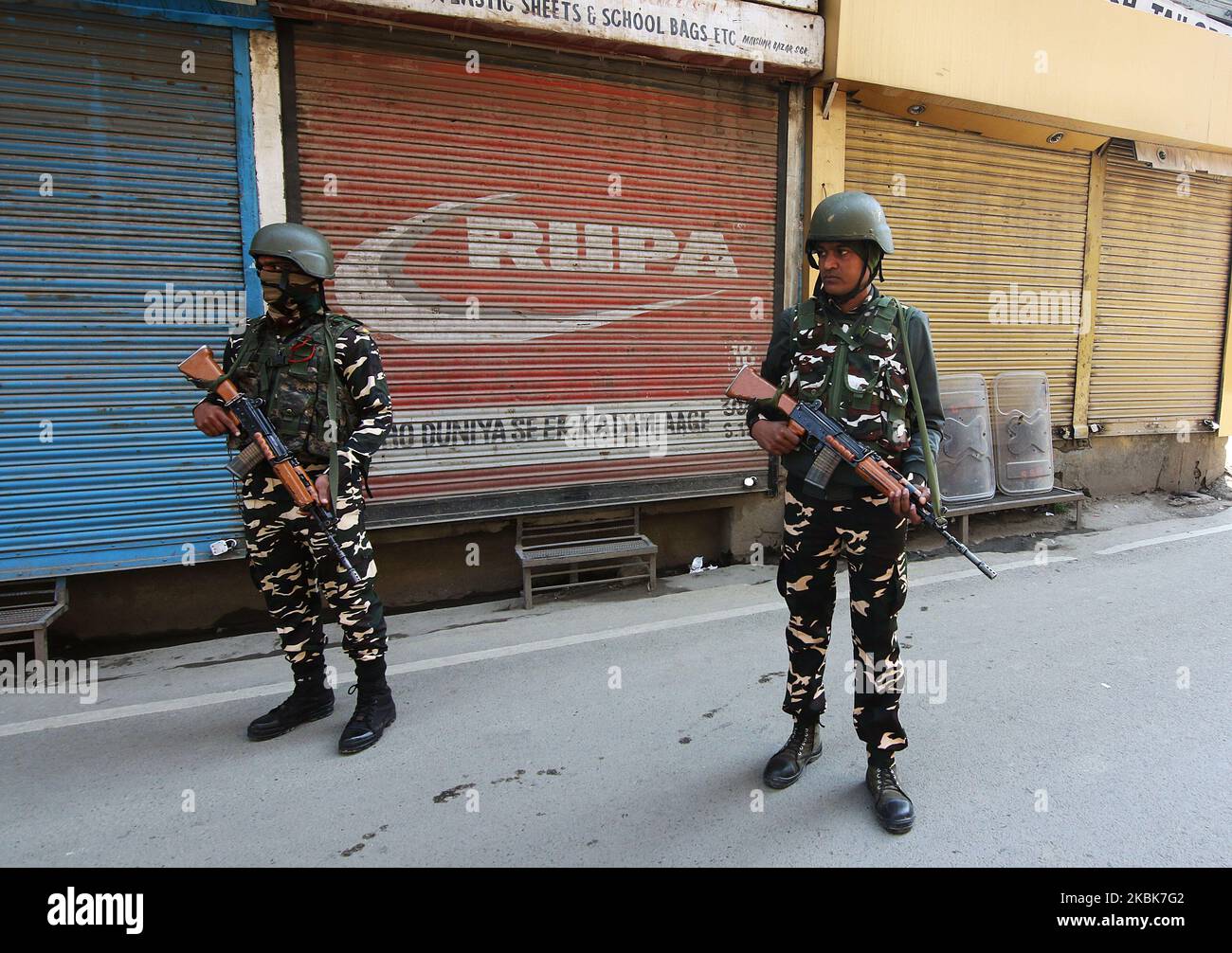 Indische paramilitärische Soldaten stehen am 19,2020. März auf einem geschlossenen Markt in Srinagar, Kaschmir, wachsam. In vielen Teilen Kaschmirs wurden von der Regierung Beschränkungen auferlegt, um die Ausbreitung des COVID-19-Coronavirus einzudämmen, nachdem der erste positive Fall des Coronavirus aus der alten Stadt Srinagar gemeldet wurde. (Foto von Faisal Khan/NurPhoto) Stockfoto