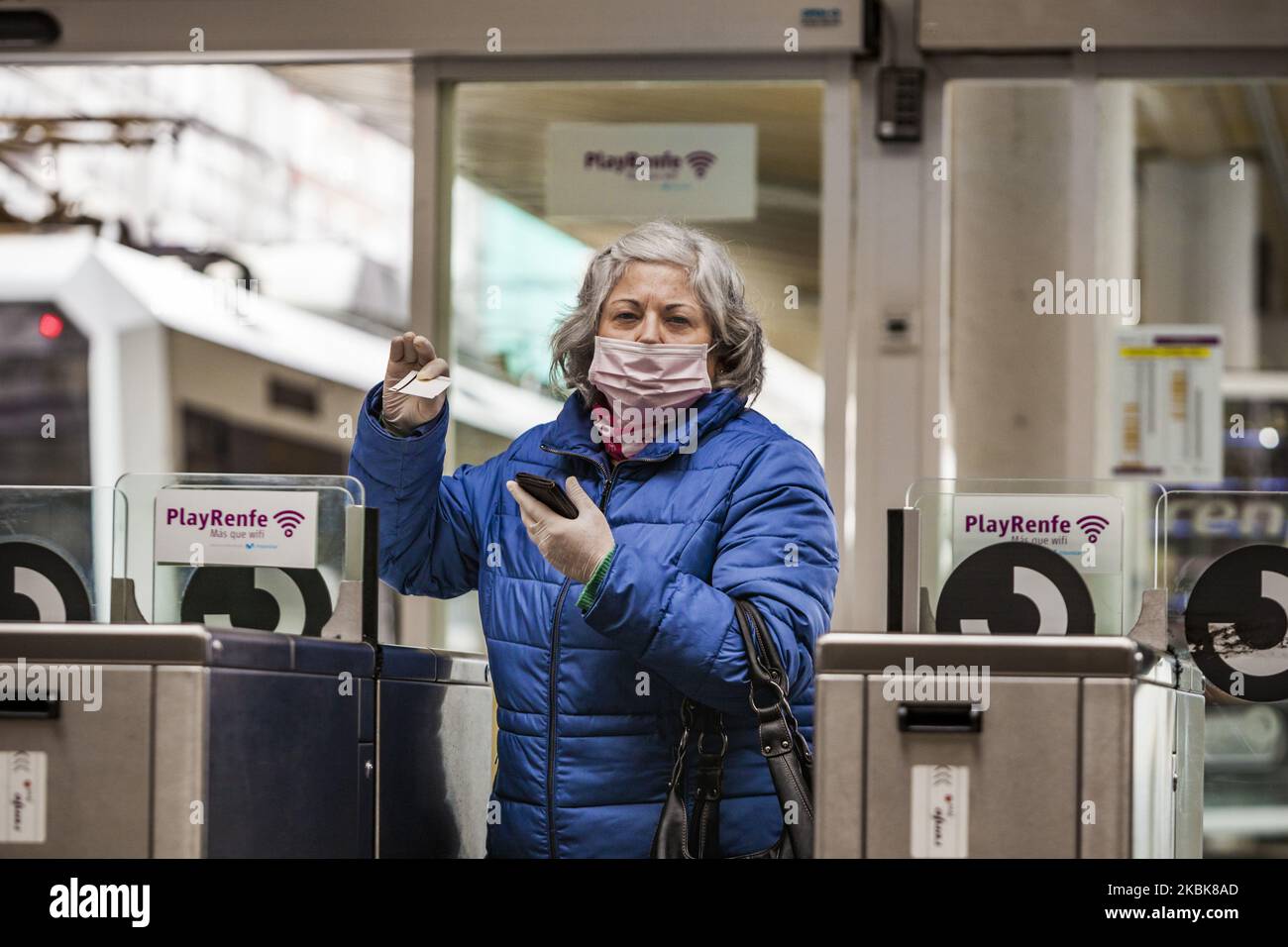 Eine Frau mit hygienischer Maske nimmt das Ticket am 19. März 2020 am Eingang des Bahnhofs von Santander, Spanien, ab. Regierung empfiehlt die Verwendung von Hygienemasken in öffentlichen Gebäuden (Foto: Celestino Arce/NurPhoto) Stockfoto