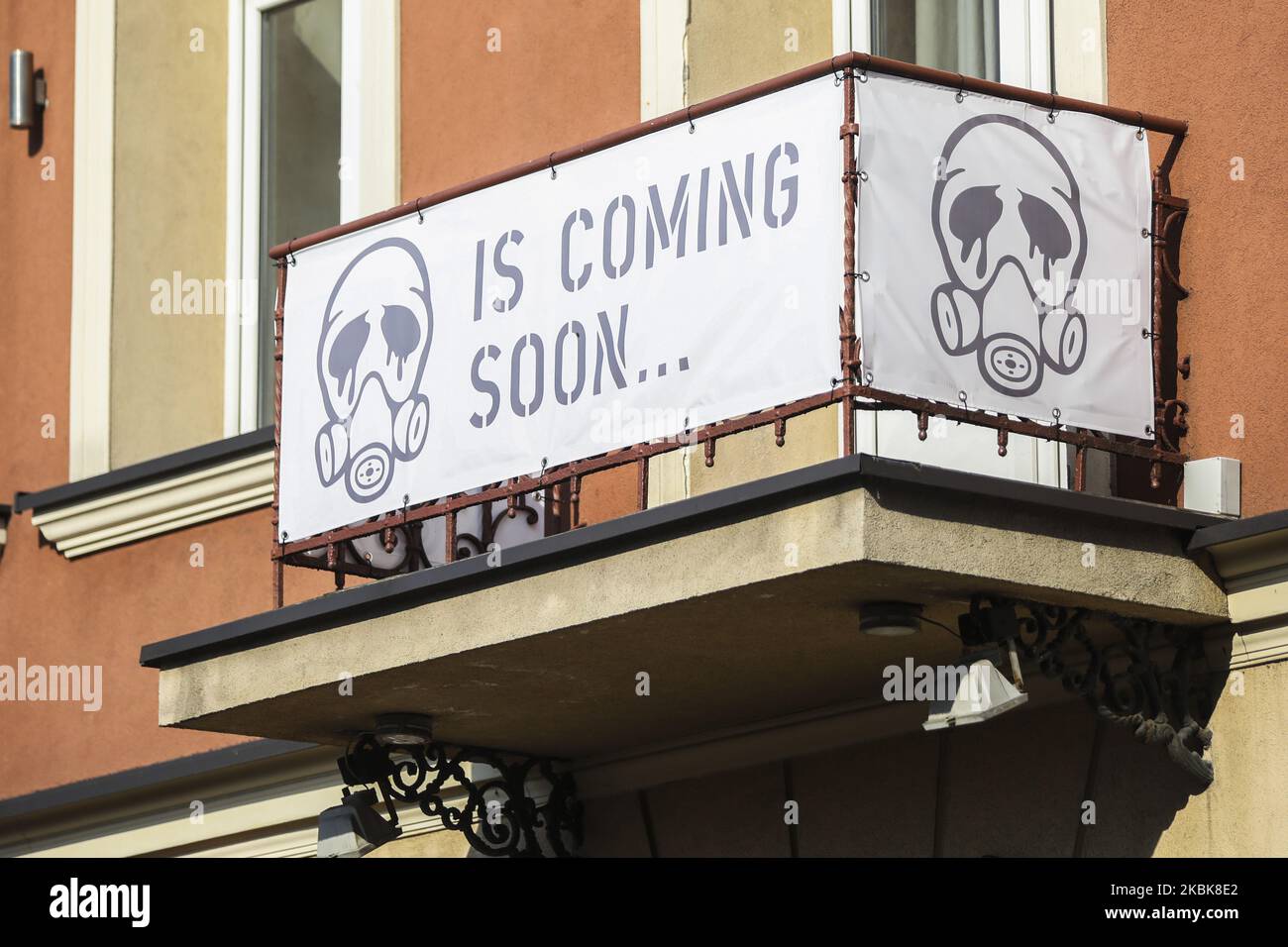 Am 19. März 2020 ist auf einem Balkon in Krakau, Polen, ein Banner mit einer Gesichtsmaskengrafik und dem Schild „kommt bald...“ zu sehen. Aufgrund der Ausbreitung des Coronavirus hat der polnische Premierminister einen Ausnahmezustand eingeführt, der die Schließung von Schulen und Universitäten, Kontrollen an den Grenzen des Landes und Beschränkungen für Dienstleistungen wie Museen, Restaurants, Pubs und Einkaufszentren umfasst. (Foto von Beata Zawrzel/NurPhoto) Stockfoto