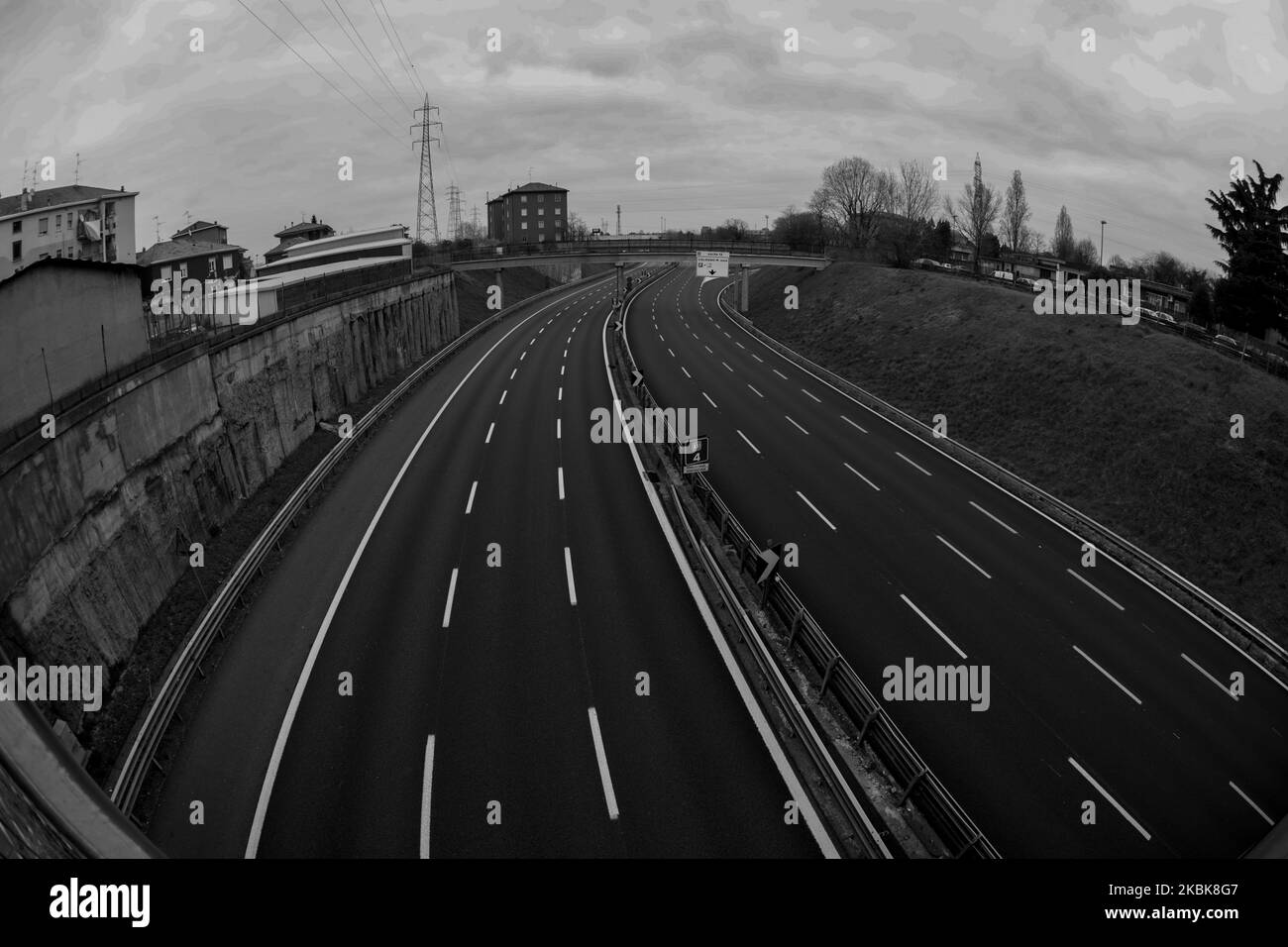 (ANMERKUNG DES HERAUSGEBERS: Dieses Bild wurde in Schwarzweiß konvertiert.) Allgemeine Ansicht der leeren Mailänder Ringstraße während des Coronavirus-Notfalls am 19. März 2020 in Mailand, Italien. Die italienische Regierung hat ihre Quarantänevorschriften verschärft und alle kommerziellen Aktivitäten außer Apotheken, Lebensmittelgeschäften, Tankstellen, Tabakläden und Nachrichtenläden geschlossen, um die Ausbreitung des neuartigen Coronavirus zu stoppen. (Foto von Mairo Cinquetti/NurPhoto) Stockfoto