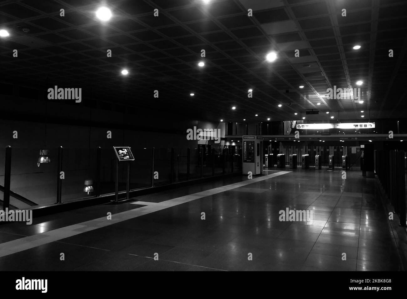 (ANMERKUNG DES HERAUSGEBERS: Dieses Bild wurde in Schwarzweiß konvertiert.) Garibaldi M5 U-Bahn-Station wegen Coronavirus-Notstand leer, 19. März 2020 in Mailand, Italien. Die italienische Regierung hat ihre Quarantänevorschriften verschärft und alle kommerziellen Aktivitäten außer Apotheken, Lebensmittelgeschäften, Tankstellen, Tabakläden und Nachrichtenläden geschlossen, um die Ausbreitung des neuartigen Coronavirus zu stoppen. (Foto von Mairo Cinquetti/NurPhoto) Stockfoto