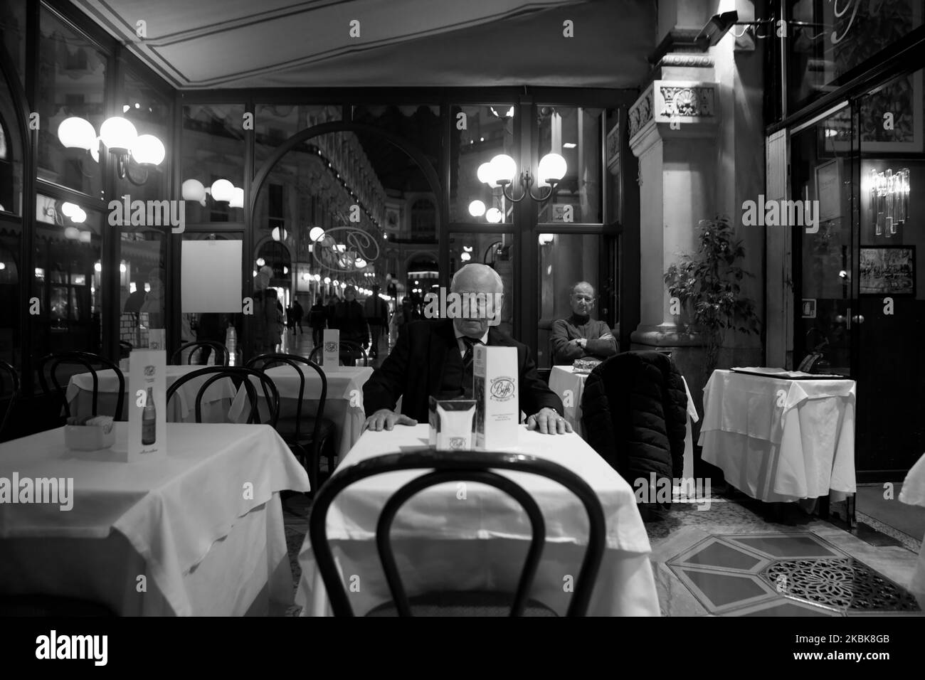 (ANMERKUNG DES HERAUSGEBERS: Dieses Bild wurde in Schwarzweiß konvertiert.) Ein Kunde isst am 19. März 2020 in Mailand, Italien, in einem leeren Biffi-Restaurant in der Galleria Vittorio Emanuele seine Mahlzeit. Die italienische Regierung hat ihre Quarantänevorschriften verschärft und alle kommerziellen Aktivitäten außer Apotheken, Lebensmittelgeschäften, Tankstellen, Tabakläden und Nachrichtenläden geschlossen, um die Ausbreitung des neuartigen Coronavirus zu stoppen. (Foto von Mairo Cinquetti/NurPhoto) Stockfoto