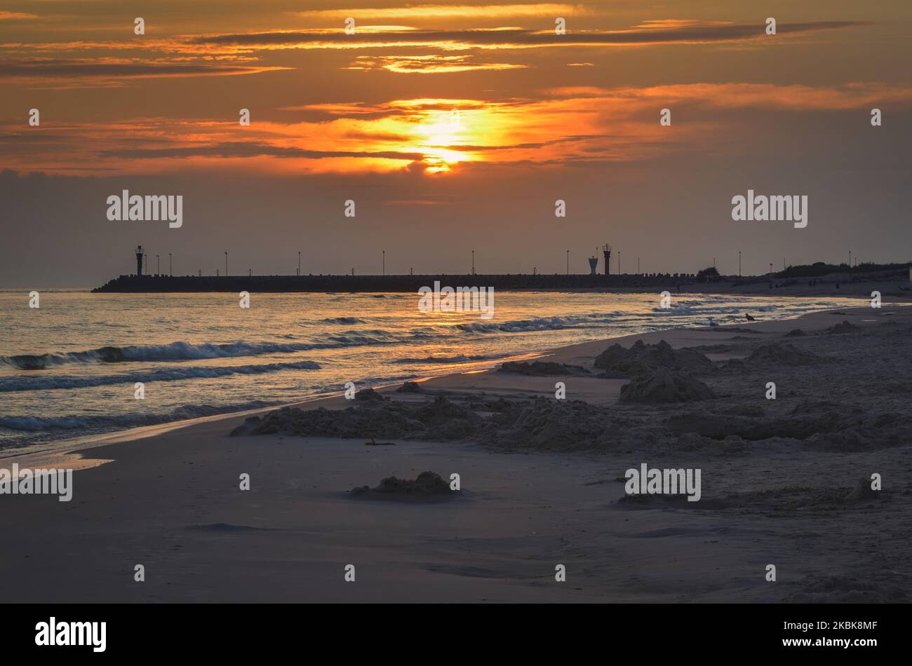 Wunderschöner Sonnenaufgang über dem Meer. Sommermorgen am Strand in Leba, Polen. Stockfoto