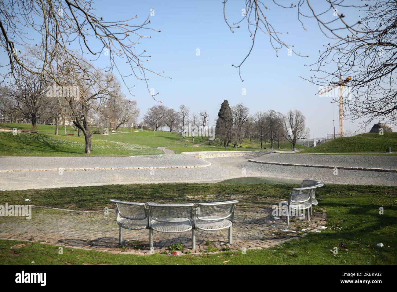 Leere Sitzplätze sind am 20. März 2020 im Rosenstein Park in Stuttgart zu sehen. Behörden haben vor einem Gruppenaufenthalten aufgrund der Erweiterung von Covid-19 auf dem Land Baden-Württemberg gewarnt (Foto: Agron Beqiri/NurPhoto) Stockfoto
