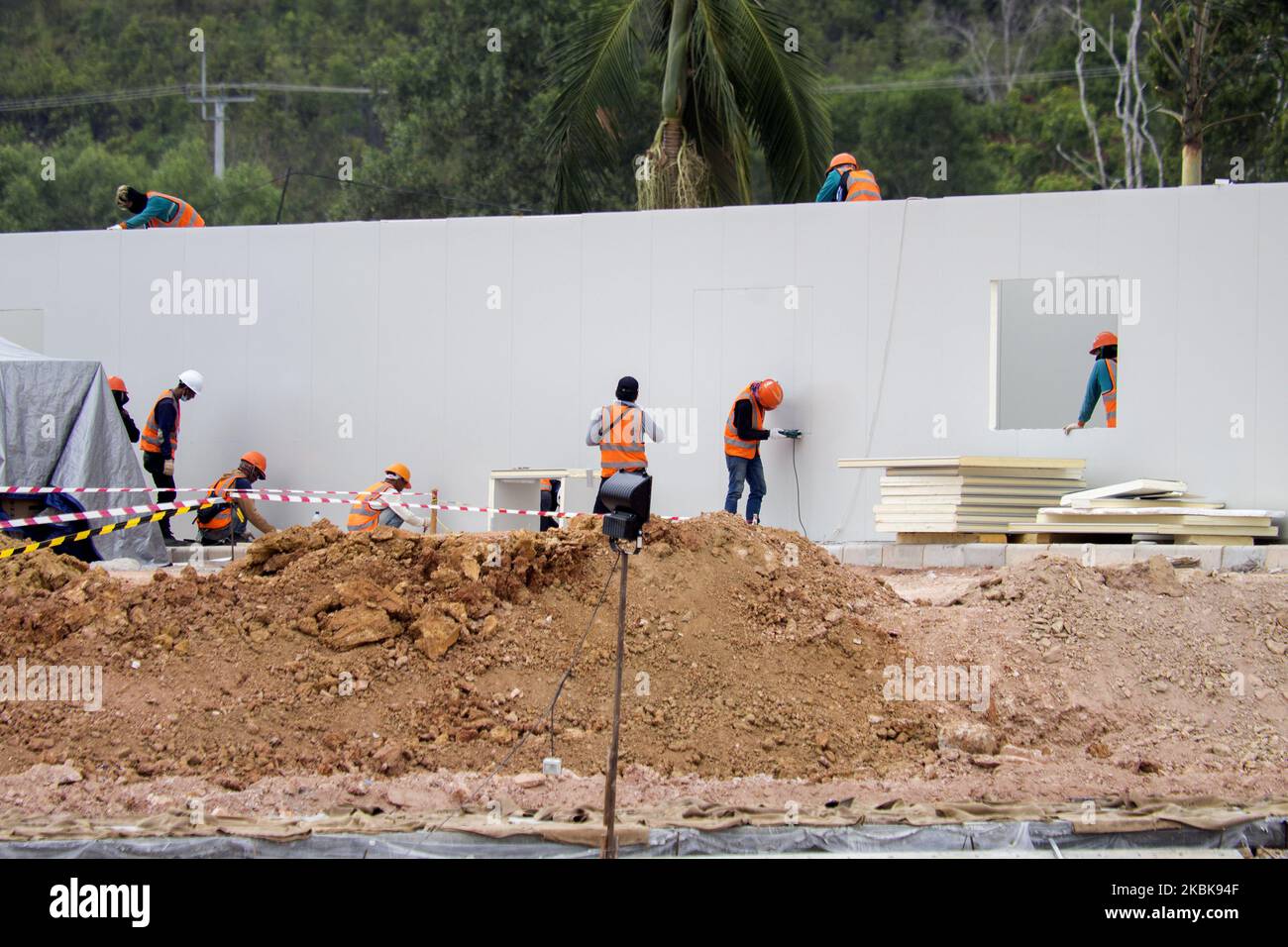 Am 20. März 2020 bauen Arbeiter ein spezielles Corona-Krankenhaus (COVID-19) im ehemaligen Camp Vietnam-Gebiet auf der Galang-Insel, Batam, Riau-Inseln. Der Fortschritt beim Bau des Corona Special Hospital (COVID-19) insgesamt hat 40 Prozent erreicht und soll bis Ende März 2020 fertiggestellt und einsatzbereit sein. Die Regierung baute ein Spezialkrankenhaus zur Behandlung von Patienten mit Corona-Virus-Fällen, die indonesische Bürger infiziert haben. Es gibt zwei Bereiche, an denen gearbeitet werden muss, das erste Gebäude für ehemalige vietnamesische Flüchtlinge. Der zweite Bereich ist der Bau einer neuen Quarantäne Stockfoto