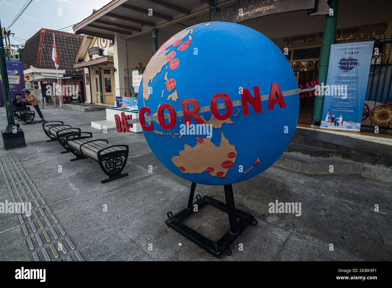 Eine Kugel mit Text 'Corona alert' in Yogyakarta, Indonesien am 20. März 2020. Die indonesische Regierung empfahl den Menschen, sich von anderen zu distanzieren, um die Ausbreitung der Krankheit des neuen Coronavirus COVID-19 zu verlangsamen. Indonesien hat 32 Todesfälle, 369 positive Fälle und 17 Genesung durch das Coronavirus bestätigt. (Foto von Rizqullah Hamiid/NurPhoto) Stockfoto