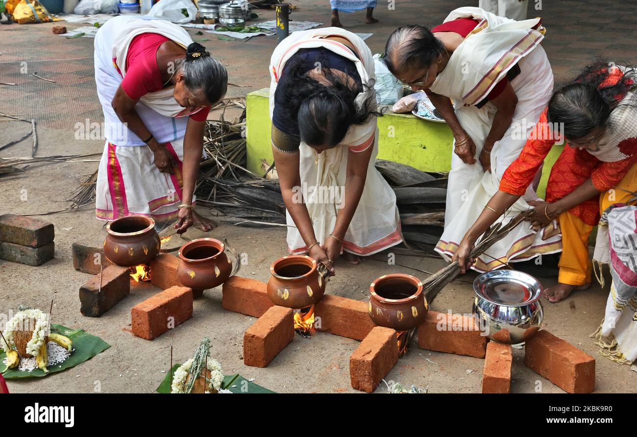 Hindu-Frauen kochen Pongala während des Attukal Pongala Mahotsavam Festivals in der Stadt Thiruvananthapuram (Trivandrum), Kerala, Indien, am 19. Februar 2019. Das Attukal Pongala Mahotsavam Festival wird jedes Jahr von Millionen Hindu-Frauen gefeiert. Während dieses Festivals bereiten Frauen Pongala (Reis gekocht mit Jaggery, Ghee, Kokosnuss sowie anderen Zutaten) im Freien in kleinen Töpfen zu, um der Göttin Kannaki zu gefallen. Pongala (was wörtlich bedeutet, überkochen) ist ein rituelles Angebot eines süßen Gerichts, bestehend aus Reisbrei, süßen braunen Melasse, Kokosraspeln, Nüssen und Rosinen. Das ist es Stockfoto