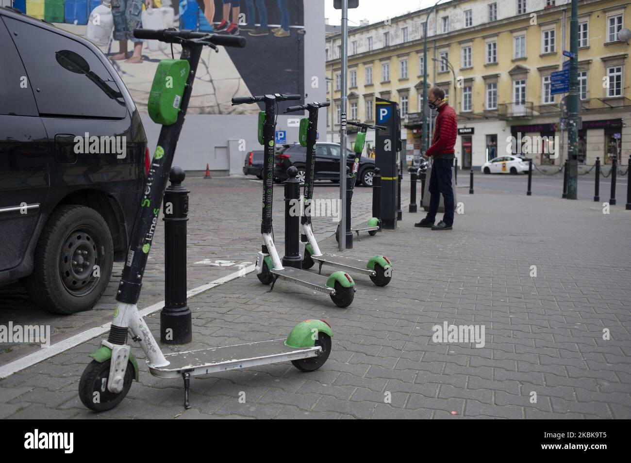 E-Scooter werden am 20. März 2020 auf einem Bürgersteig in Warschau, Polen, geparkt. Tägliches Leben während der CoVid-19 Quarantäne in Warschau. (Foto von Aleksander Kalka/NurPhoto) Stockfoto