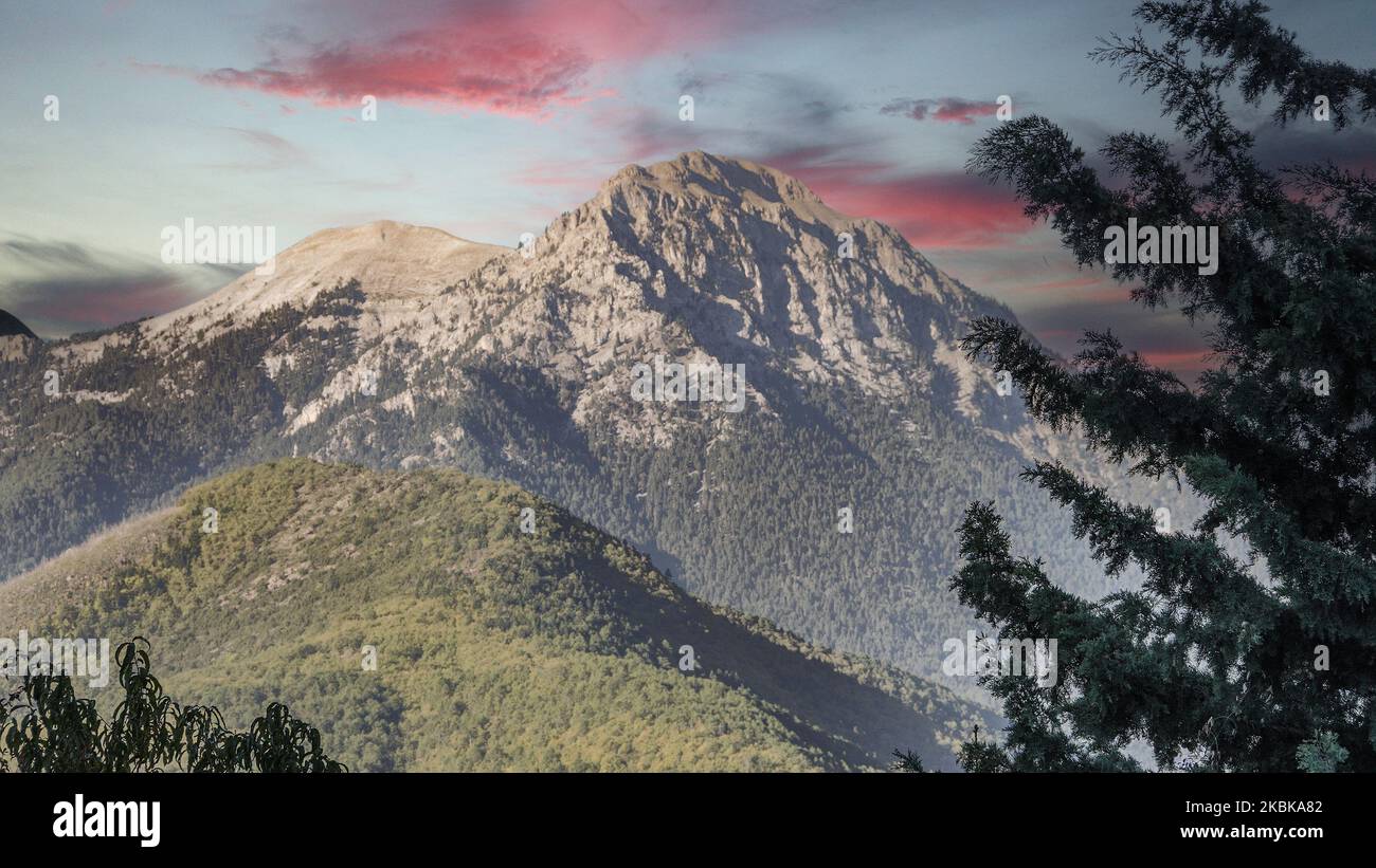 Berggipfel am Doxa-See im antiken Feneos von Korinthia. Griechenland Stockfoto