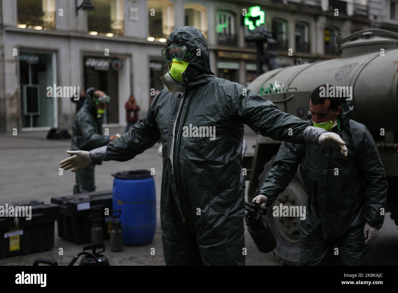 Ein Mitglied der spanischen Notarmee, das am 20. März 2020 in einer Schutzsuite als vorbeugende Maßnahme gegen die Ausbreitung des Coronavirus am Bahnhof Puerta del Sol in Madrid, Spanien, gekleidet war. Europa ist zum Epizentrum des COVID-19-Ausbruchs geworden, wobei ein Drittel der weltweit gemeldeten Fälle aus der Region stammen. (Foto von Guillermo Santos/NurPhoto) Stockfoto