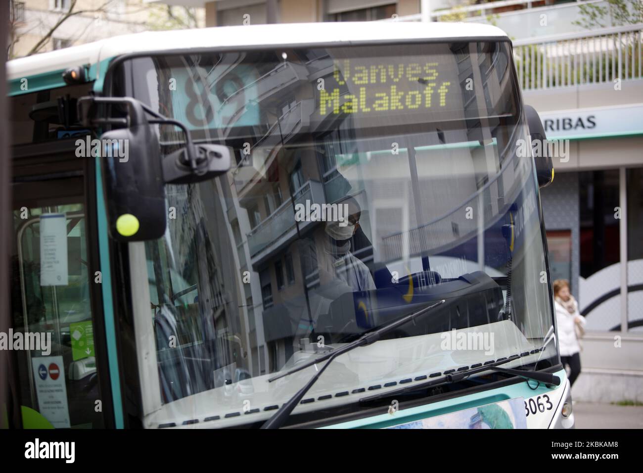 Eine Busfahrt trägt eine Schutzmaske, am 21. März 2020 in Paris, als eine strikte Sperre in Kraft tritt, um die Ausbreitung des COVID-19 im Land zu stoppen. Der französische Präsident forderte die Menschen auf, zu Hause zu bleiben, um die Verbreitung des Covid-19 zu vermeiden, und sagte, dass nur notwendige Reisen erlaubt und Verstöße bestraft würden. (Foto von Mehdi Taamallah/NurPhoto) Stockfoto