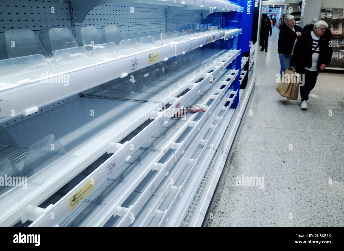 Leere Fleischregale, die durch panische Einkäufe enthoben wurden, sind am 21. März 2020 in einer Filiale der Supermarktkette Sainsbury's an der Tottenham Court Road in London, England, zu sehen. Ein Großteil des Londoner Stadtzentrums war heute praktisch leer, einen Tag nachdem der britische Premierminister Boris Johnson die Schließung aller Pubs, Bars, Cafés und Restaurants im ganzen Land angeordnet hatte. Der Schritt stellt eine Verschärfung der Maßnahmen zur Durchsetzung der „sozialen Distanzierung“ dar, die den Bürgern dringend zur Verringerung des Wachstums von Covid-19-Coronavirus-Infektionen aufgezwungen wird. Nachtclubs, Theater, Kinos, Fitnessstudios und Freizeitzentren wurden ebenfalls geschlossen bestellt. S Stockfoto