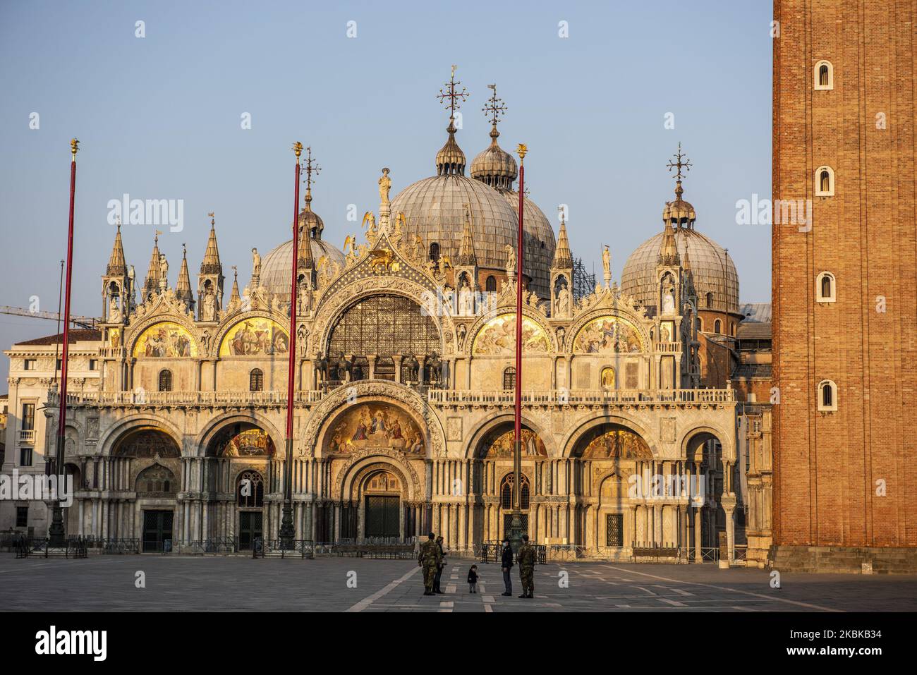 Platz S.Mark bei Sonnenuntergang in Venedig, Italien, am 21. März 2020. Venedig sieht während des covid-19 Notfalls völlig leer aus. Fast keine Menschen auf den Straßen, außer denen, die darauf warten, Lebensmittel in den Supermärkten zu kaufen. (Foto von Giacomo Cosua/NurPhoto) Stockfoto