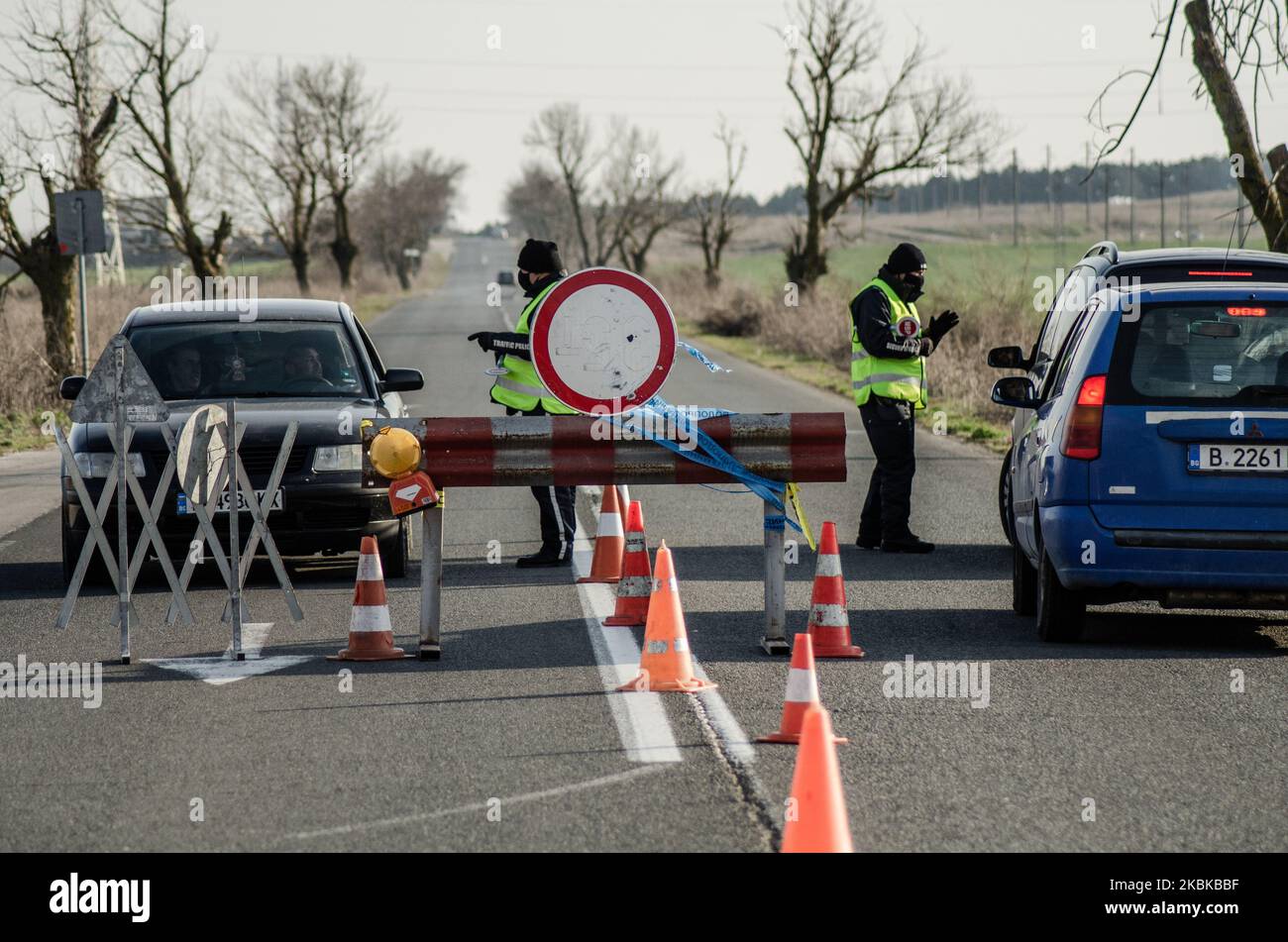 Polizeibeamte mit Schutzmasken prüfen am 21. März 2020 die Dokumente der Passagiere am Check-Point des Eingangs/Ausgangs in der bulgarischen Stadt Varna, Bulgarien. Mit den Präventivmaßnahmen soll die Ausbreitung von COVID-19 im ganzen Land gestoppt werden. Die bulgarische Regierung erzwingt neue restriktive Maßnahmen und verbietet Bürgern das Reisen durch das Land, es sei denn, sie müssen zur Arbeit gehen oder einen medizinischen Notfall haben. Das Gesundheitsministerium hat 163 Fälle von Coronavirus in Bulgarien bestätigt, wobei mindestens drei Todesfälle verzeichnet wurden. Die Maßnahme wird voraussichtlich am 13. April enden, dem letzten Datum der Notfall-Statistik Stockfoto