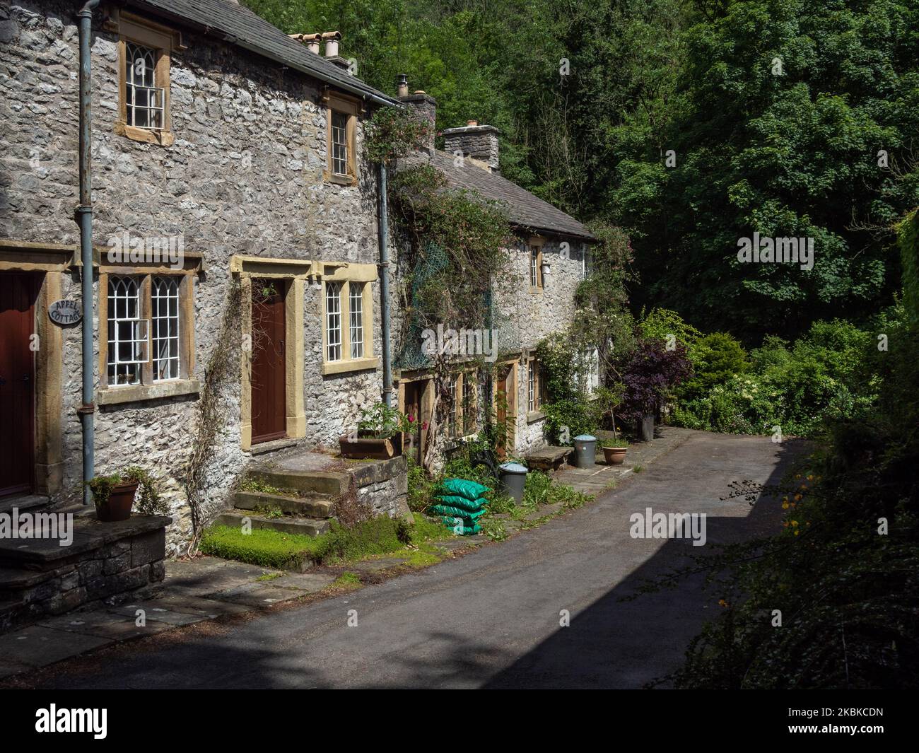 Ravensdale Cottages, Cressbrook, Derbyshire, Großbritannien; ehemalige Wohnungen für die Arbeiter der nahegelegenen Cressbrook Mill Stockfoto