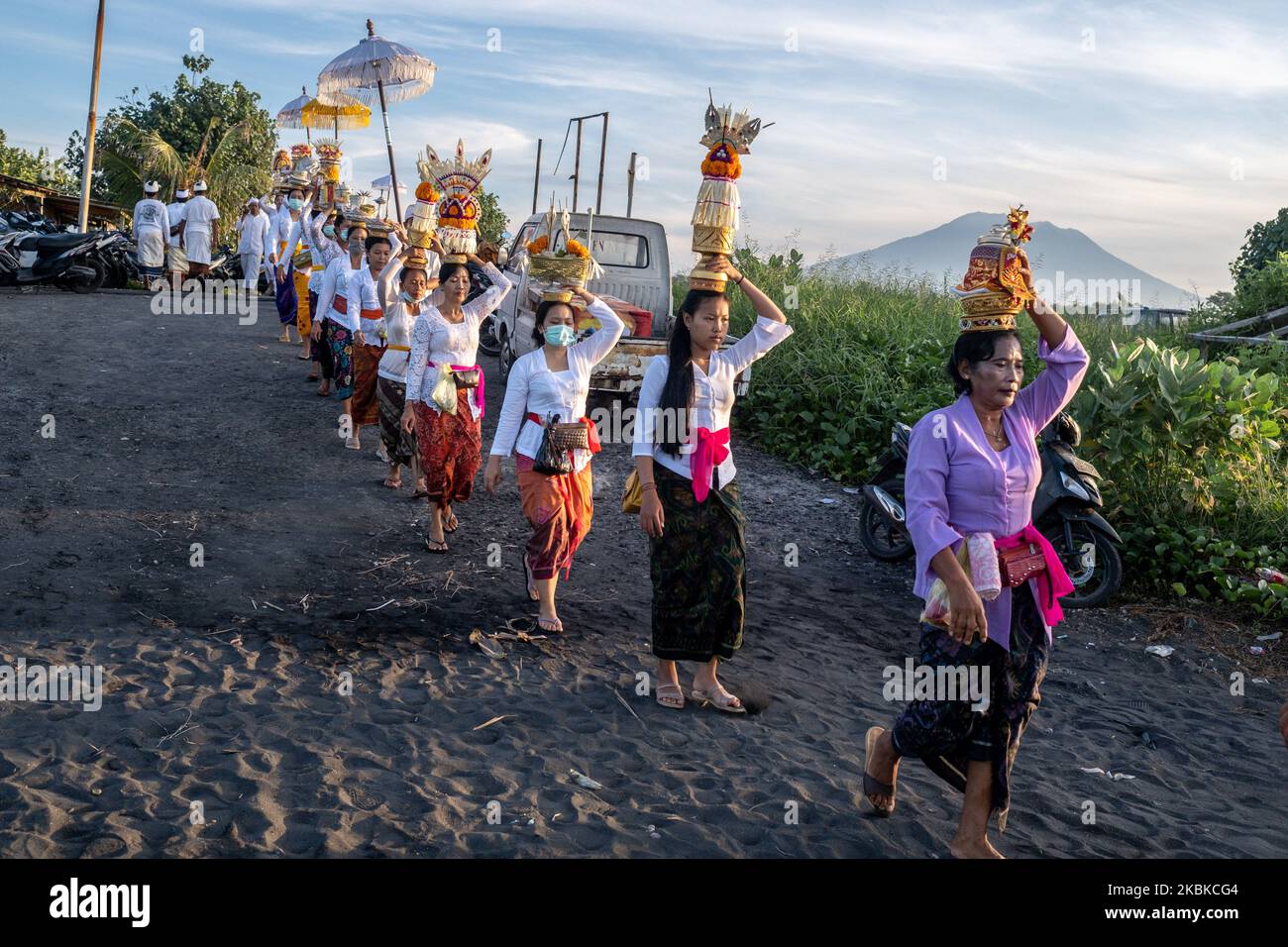 Melasti, ein balinesisches Hindu-Reinigungsritual, bevor er den heiligen Nyepi-Tag am Siyut Beach, Gianyar, am 22. März 2020 feierte, sieht nicht so voll aus wie in den Vorjahren. Dies, weil Wayan Koster, der balinesische Gouverneur, durch einen Rundbrief anwies, die Anzahl der rituellen Teilnehmer zu begrenzen. (Foto von Keyza Widiatmika/NurPhoto) Stockfoto