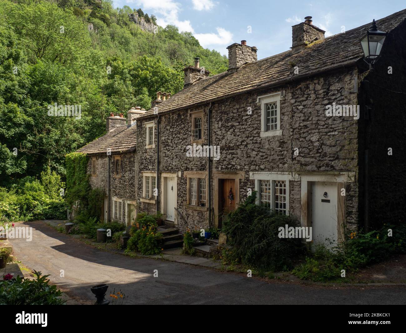 Ravensdale Cottages, Cressbrook, Derbyshire, Großbritannien; ehemalige Wohnungen für die Arbeiter der nahegelegenen Cressbrook Mill Stockfoto