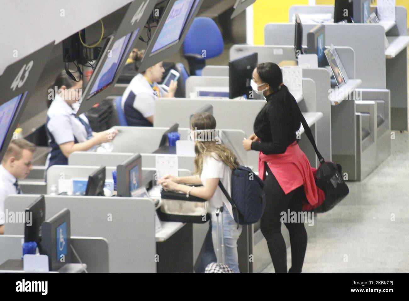 Passagiere, die am 18. März 2020 eine Maske am internationalen Flughafen Afonso Pena tragen, der sich in São José dos Pinhais, der Metropolregion Curitiba / Paraná, Brasilien, befindet. (Foto von Gabriel Machado/NurPhoto) Stockfoto