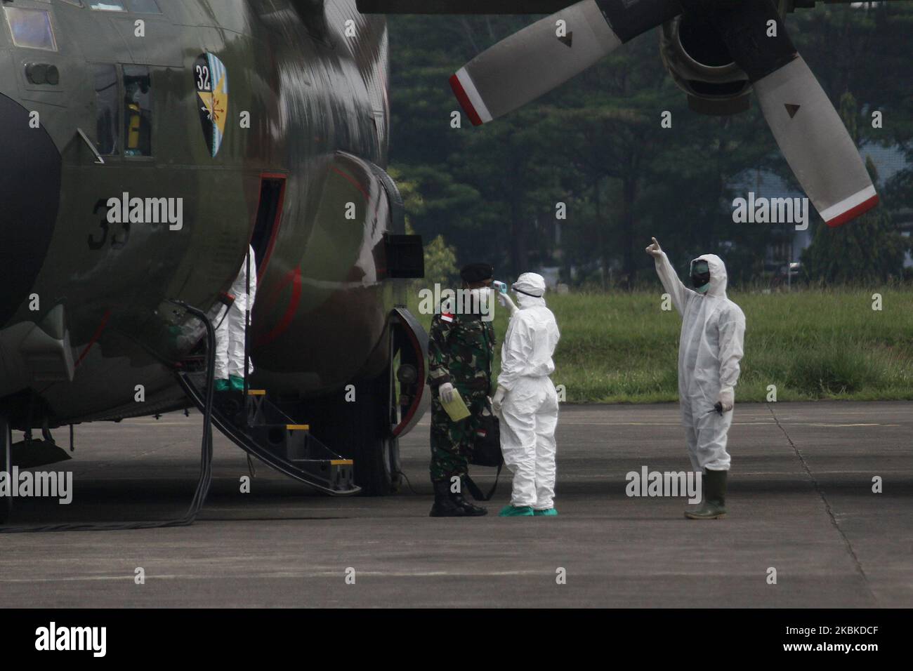 Das medizinische Personal führt kurz nach der Landung auf dem Halim Perdanakusuma Air Base, Jakarta, am 23. März 2020 eine thermische Kontrolle der Luftbesatzung des Militärflugzeugs C-130 der indonesischen Luftwaffe durch, das 9 Tonnen medizinische Ausrüstung aus China transportiert. Indonesien erhielt 9 Tonnen medizinische Ausrüstung von der chinesischen Regierung, um den Umgang mit dem COVID-19-Pandemi in Indonesien zu beschleunigen. (Foto von Aditya Irawan/NurPhoto) Stockfoto