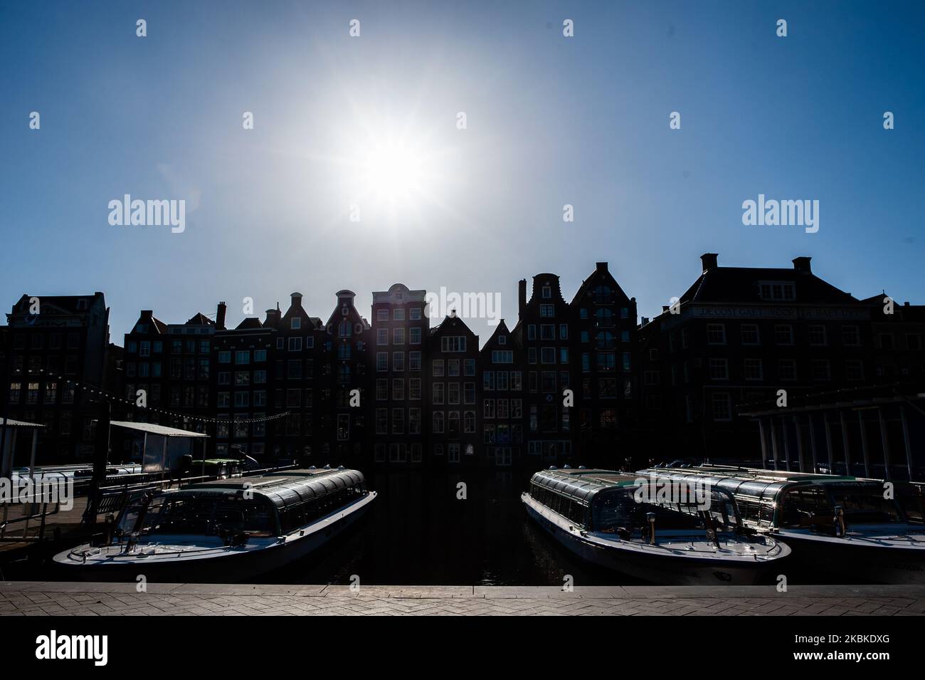 Leere Touristenboote mit der typischen Landschaft Amsterdams, während der Coronavirus-Situation in den Niederlanden, am 23.. März 2020. (Foto von Romy Arroyo Fernandez/NurPhoto) Stockfoto
