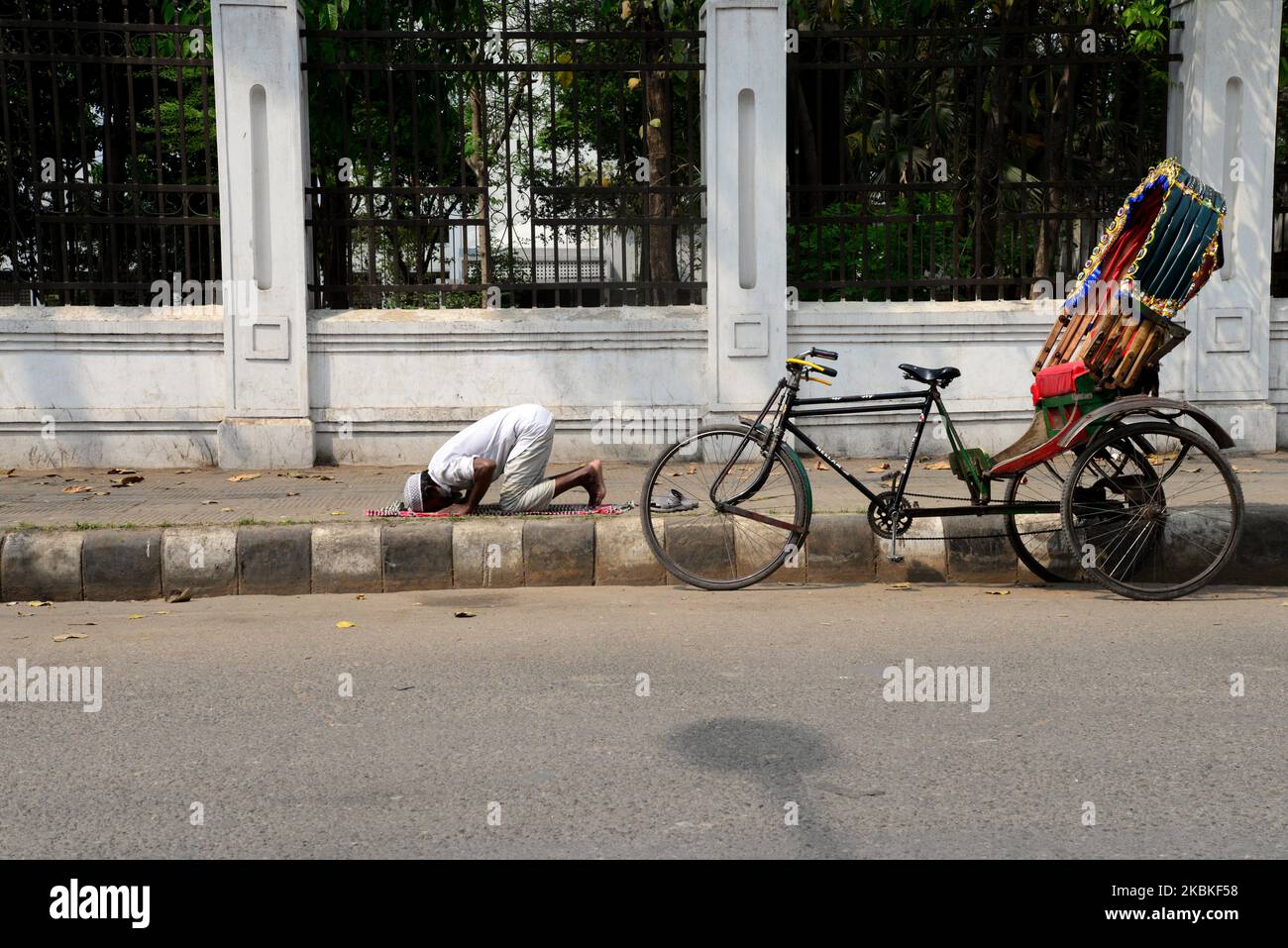 Ein muslimischer Rickshaw-Fahrer aus Bangladesch betet am 24. März 2020 auf der Straße in Dhaka, Bangladesch. (Foto von Mamunur Rashid/NurPhoto) Stockfoto