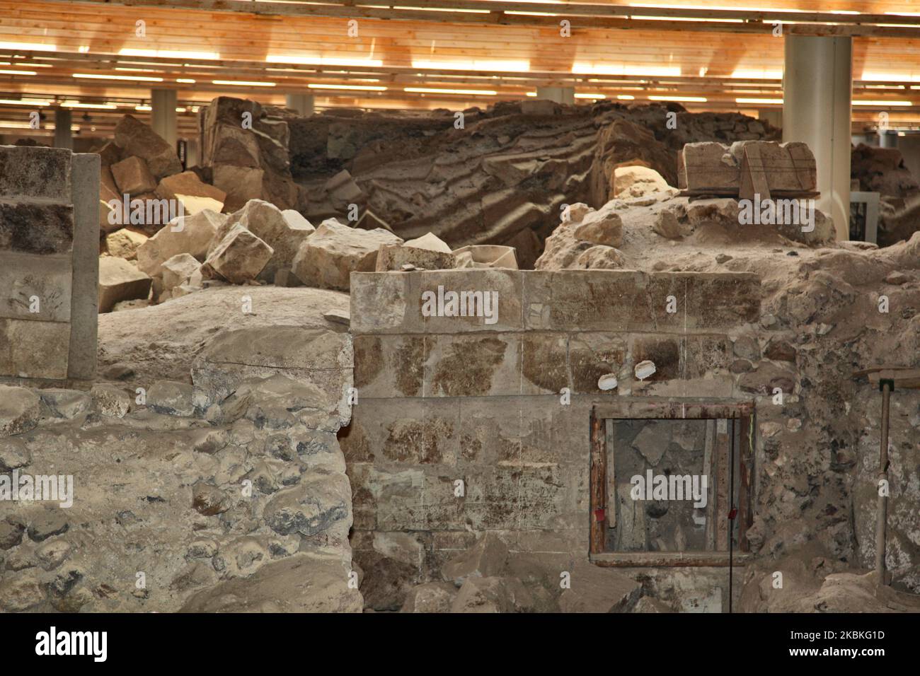 Archäologische Ausgrabungen des prähistorischen (2000 v. Chr.) Dorfes Akrotiri auf der Insel Santorini, Griechenland. Die Stätte wurde von Asche aus dem Vulkanausbruch Theran in der Mitte des zweiten Jahrtausends v. Chr. begraben und ist somit sehr gut erhalten. Die Siedlung wurde als mögliche Inspiration für Platons Geschichte von Atlantis vorgeschlagen. (Foto von Creative Touch Imaging Ltd./NurPhoto) Stockfoto