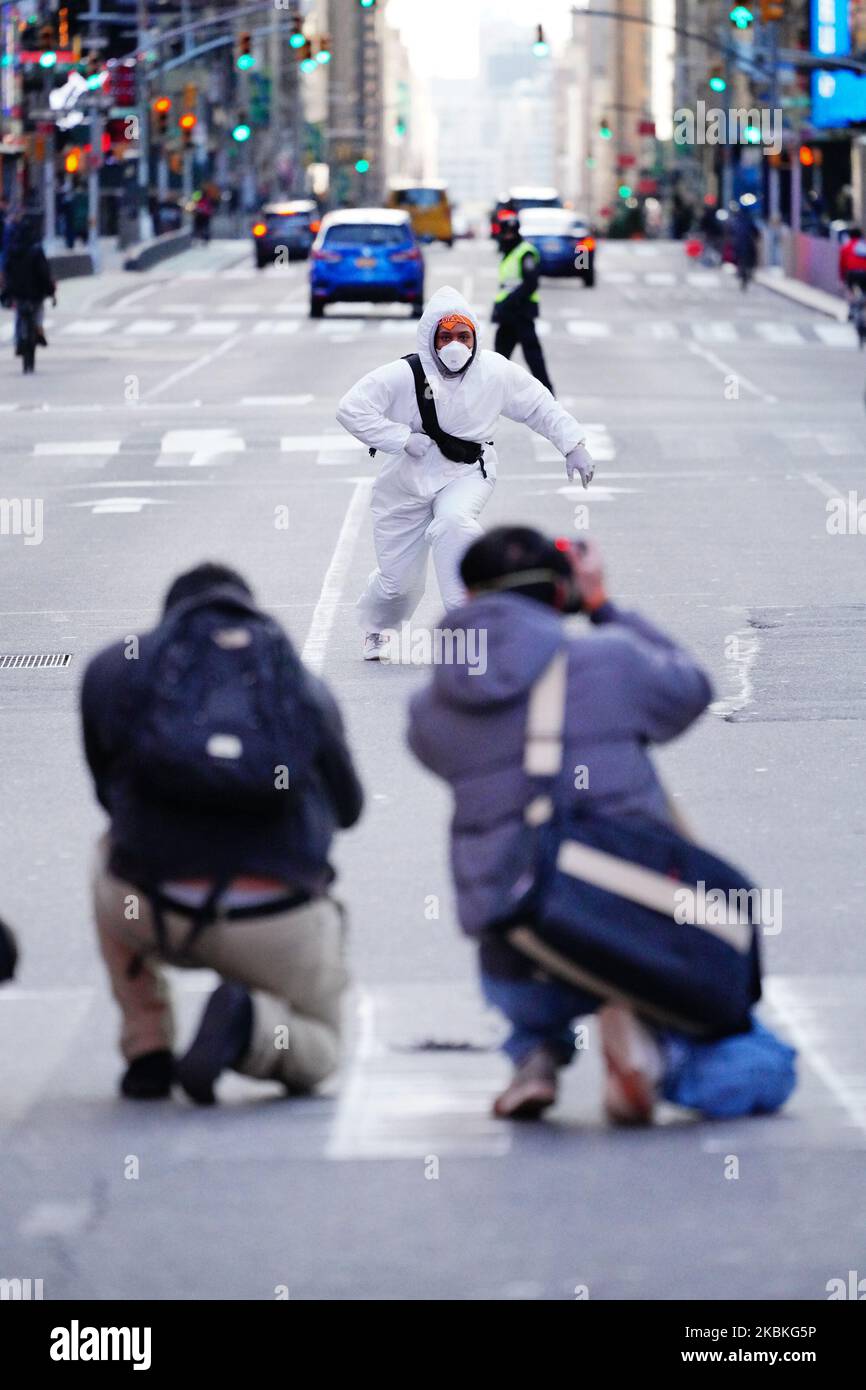 Eine Ansicht Fotografen, die ein Foto eines Models in klinischem Outfit unter dem Coronavirus (COVID-19) am 24. März 2020 in New York City machen (Foto: John Nacion/NurPhoto) Stockfoto