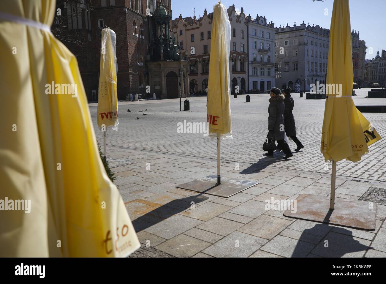 Die Restaurants am Hauptplatz sind wegen der Ausbreitung des Coronavirus geschlossen. Krakau, Polen, am 25. März 2020. Die polnische Regierung beschloss, im ganzen Land neue Beschränkungen einzuführen, wie beispielsweise Vorschriften, die das Verlassen der Heimat verhindern, sofern dies nicht gerechtfertigt ist. (Foto von Beata Zawrzel/NurPhoto) Stockfoto