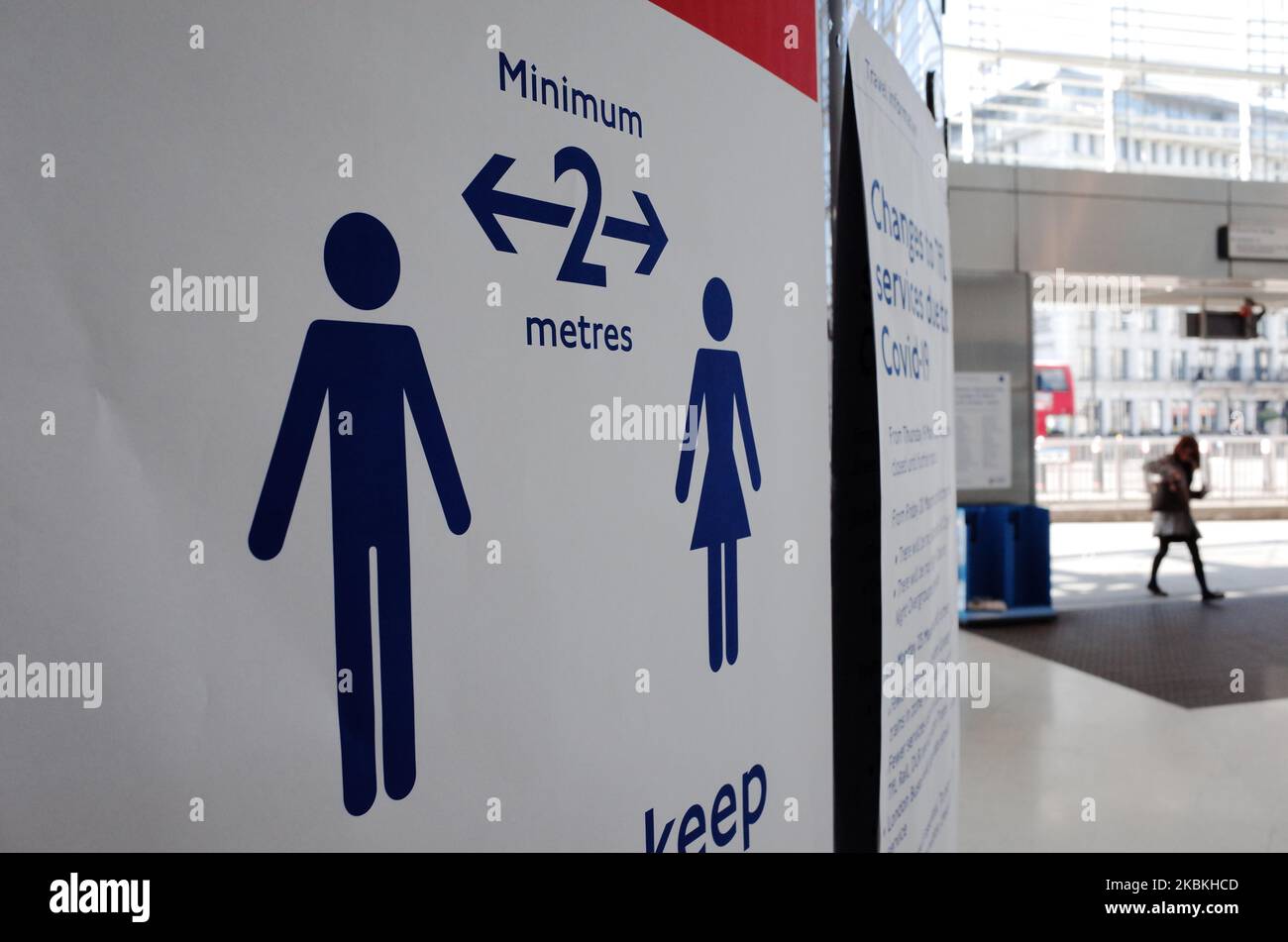 Am 25. März 2020 steht in der Bahnhofsanlage von Blackfriars in London, England, ein Schild, das daran erinnert, dass Menschen, die das Londoner U-Bahn-Netz nutzen, eine „soziale Distanz“ von mindestens zwei Metern aufrecht erhalten. Heute wurden neue Maßnahmen zur Bekämpfung der Ausbreitung von Coronavirus-Infektionen in die Röhre eingeführt, mit Schlangen an den Fahrkartenschaltern und einigen Rolltreppen, die den Passagierfluss zu den Plattformen verlangsamen. Das Netz selbst wurde massiv zurückgeschraubt, 40 Stationen wurden geschlossen und die Zugverbindungen wurden weniger frequent. Um ein weitgehend stilles Land herum ist das Covid-19-Coronavirus mäandernd Stockfoto