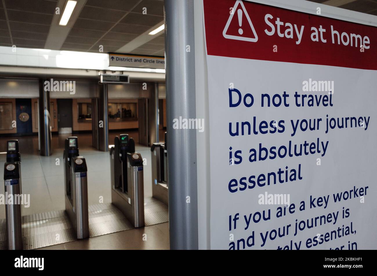 Am 25. März 2020 steht in der Bahnhofskabinde von Blackfriars in London, England, ein Schild, auf dem die Menschen aufgefordert werden, das Londoner U-Bahn-Netz nicht zu nutzen, es sei denn, ihre Reise sei „absolut notwendig“. Heute wurden neue Maßnahmen zur Bekämpfung der Ausbreitung von Coronavirus-Infektionen in die Röhre eingeführt, mit Schlangen an den Fahrkartenschaltern und einigen Rolltreppen, die den Passagierfluss zu den Plattformen verlangsamen. Das Netz selbst wurde massiv zurückgeschraubt, 40 Stationen wurden geschlossen und die Zugverbindungen wurden weniger frequent. Um ein weitgehend stilles Land herum ist das Covid-19-Coronavirus inzwischen weiter verbreitet Stockfoto