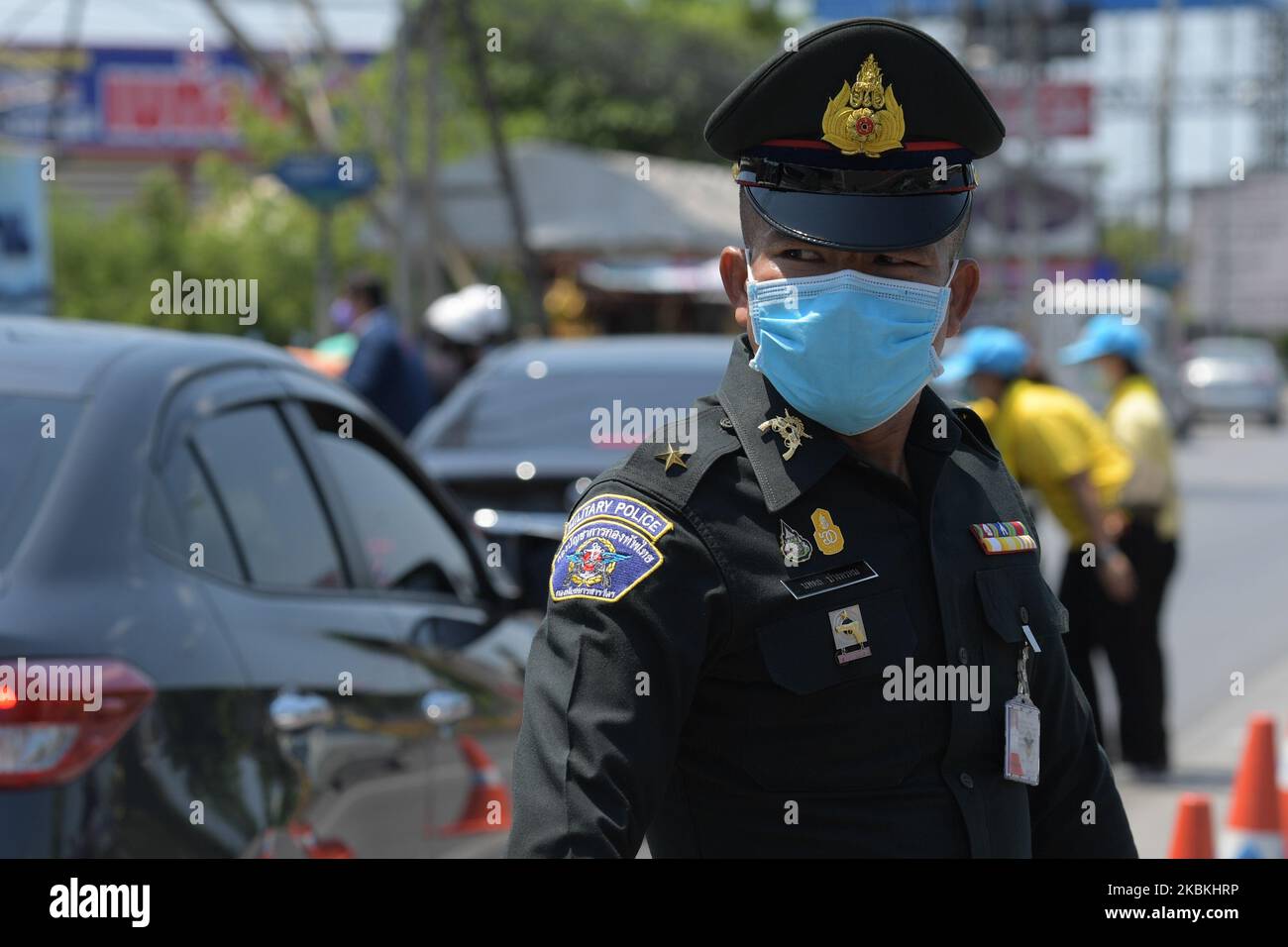 Ein Beauftragter, der am 26. März 2020 in Bangkok, Thailand, eine Operationsmaske trug, bei den Aufgaben am Kontrollpunkt Covid-19 in der Rachaphruek Road. Das thailändische Militärkommando hat sieben Kontrollpunkte in Bangkok von insgesamt 357 Kontrollpunkten in ganz Thailand eingerichtet. Nachdem der Premierminister am 24. März 2020 ein Notdekret angekündigt hatte. Das thailändische Gesundheitsministerium meldete 111 neue Fälle von Coronavirus-Patienten (Covid-19), was die Gesamtzahl auf 1.045 und 4 Todesfälle erhöht. (Foto von Vachira Vachira/NurPhoto) Stockfoto