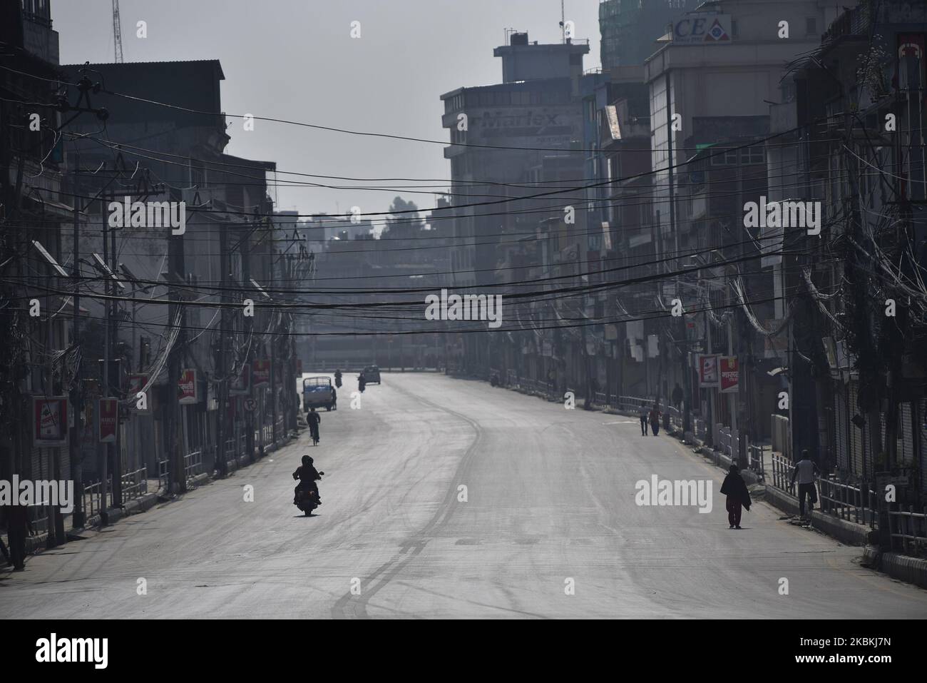 Ein Blick auf die Empty Road Highway während des dritten Tages einer landesweiten 7-tägigen Sperrung, da Bedenken über die Ausbreitung des Corona Virus (COVID-19) in Kathmandu, Nepal, am Donnerstag, 26. März 2020, bestehen. (Foto von Narayan Maharjan/NurPhoto) Stockfoto