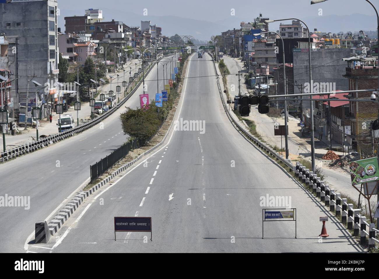 Ein Blick auf die Empty Road Highway während des dritten Tages einer landesweiten 7-tägigen Sperrung, da Bedenken über die Ausbreitung des Corona Virus (COVID-19) in Kathmandu, Nepal, am Donnerstag, 26. März 2020, bestehen. (Foto von Narayan Maharjan/NurPhoto) Stockfoto
