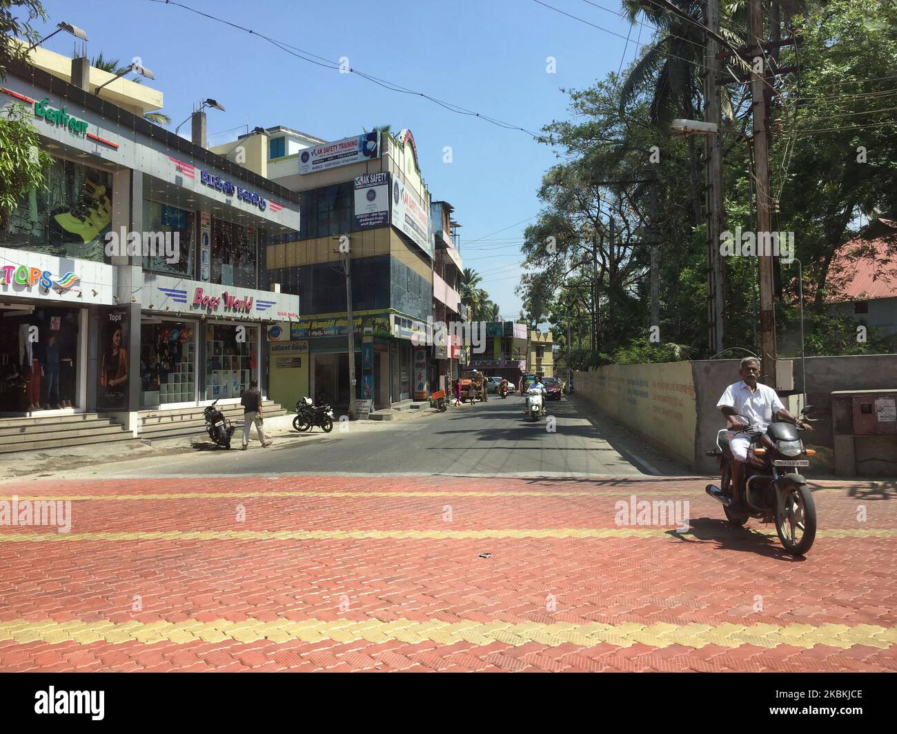 In Nagercoil, Tamil Nadu, Indien, fährt man ein Motorrad auf einer Straße. (Foto von Creative Touch Imaging Ltd./NurPhoto) Stockfoto