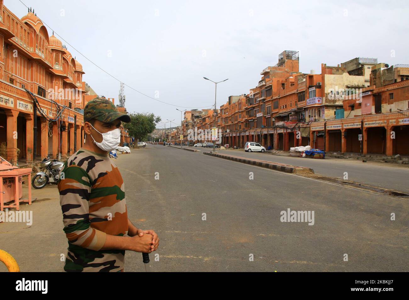 Ein Sicherheitspersonal steht während der landesweiten Sperre, die im Zuge der tödlichen neuartigen Coronavirus-Pandemie bei Ramganj Bazar in Jaipur, Rajasthan, Indien, verhängt wurde, auf dem Ramganj Bazar. März 26,2020. (Foto von Vishal Bhatnagar/NurPhoto) Stockfoto