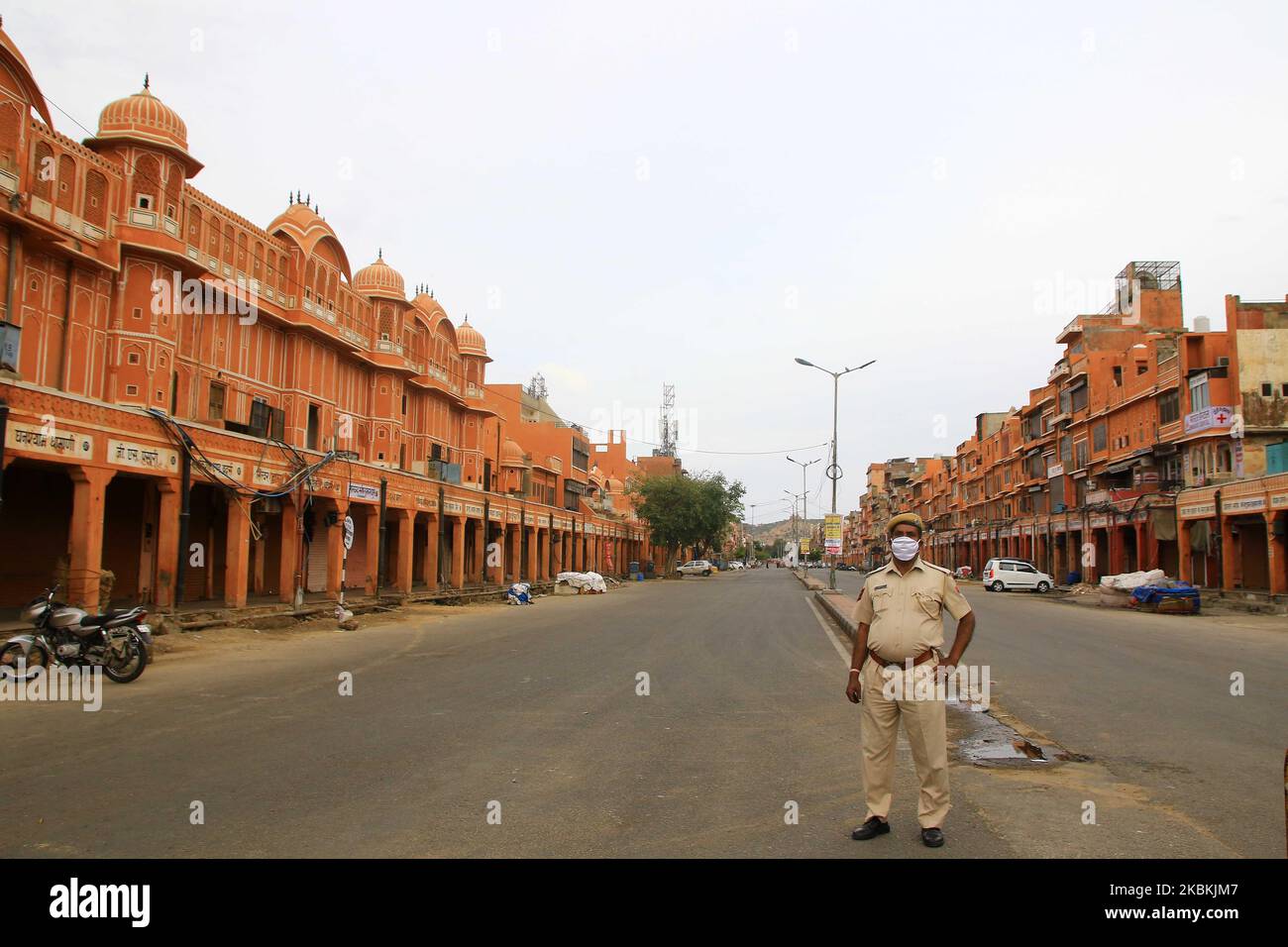 Ein Sicherheitspersonal steht während der landesweiten Sperre, die im Zuge der tödlichen neuartigen Coronavirus-Pandemie bei Ramganj Bazar in Jaipur, Rajasthan, Indien, verhängt wurde, an den Eingangs- und Ausgangstoren von Ramganj Bazar Wache. März 26,2020. (Foto von Vishal Bhatnagar/NurPhoto) Stockfoto