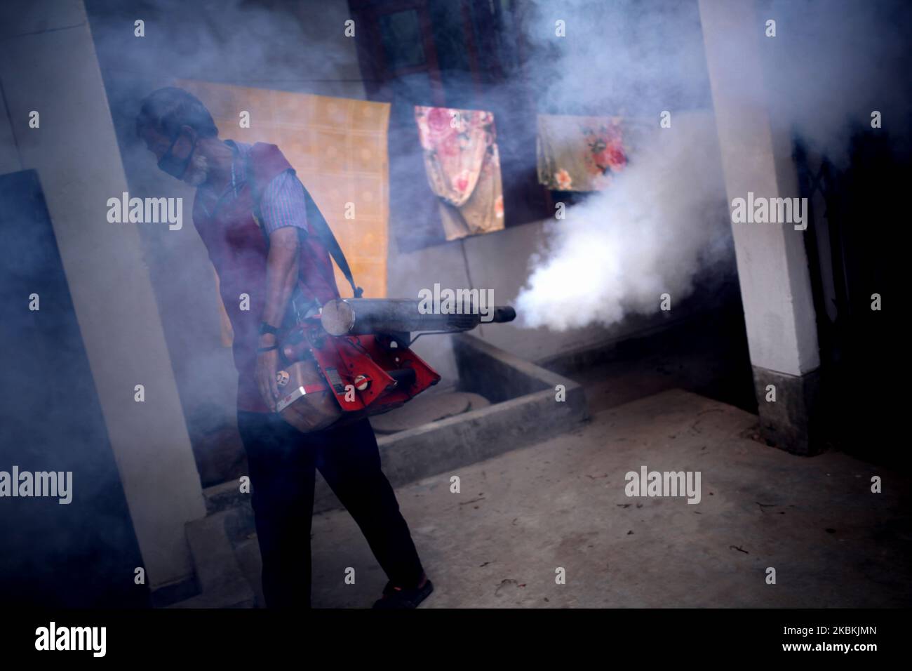 Ein Arbeiter sprüht am Donnerstag, den 26. März 2020, in Dhaka, Bangladesch, Pestizide, um Moskitos zu töten. Seit dem 1. Januar 2019 bis zum 17. August 2019 sind laut Medienbericht insgesamt keine 51.476 Menschen vom Dengue-Fieber betroffen. (Foto von Syed Mahamudur Rahman/NurPhoto) Stockfoto