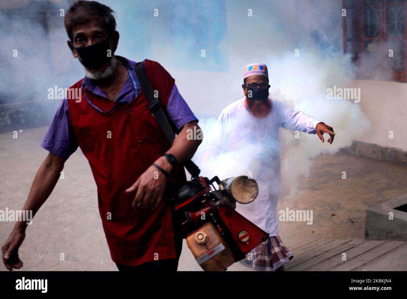 Ein Arbeiter sprüht am Donnerstag, den 26. März 2020, in Dhaka, Bangladesch, Pestizide, um Moskitos zu töten. Seit dem 1. Januar 2019 bis zum 17. August 2019 sind laut Medienbericht insgesamt keine 51.476 Menschen vom Dengue-Fieber betroffen. (Foto von Syed Mahamudur Rahman/NurPhoto) Stockfoto