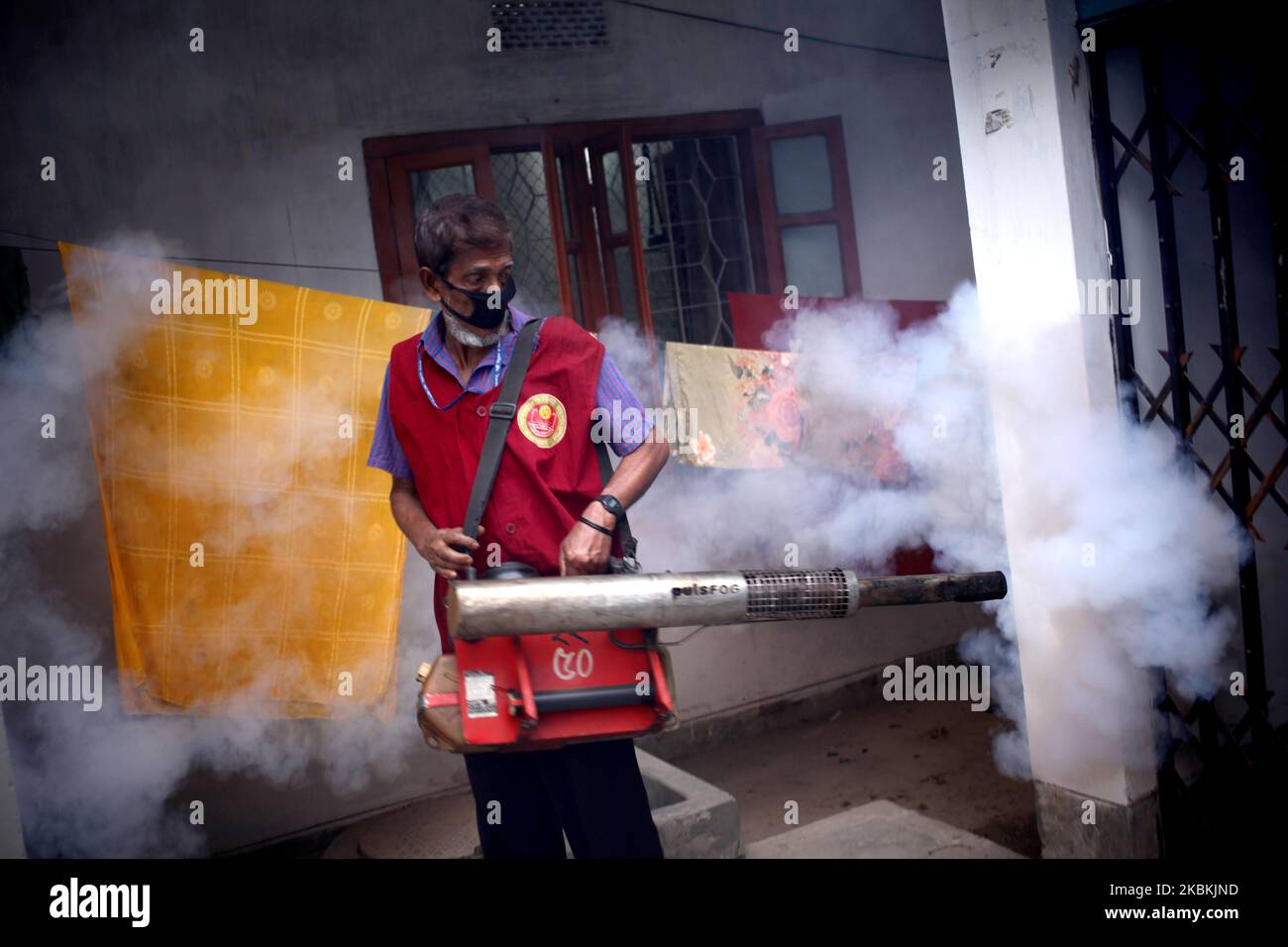 Ein Arbeiter sprüht am Donnerstag, den 26. März 2020, in Dhaka, Bangladesch, Pestizide, um Moskitos zu töten. Seit dem 1. Januar 2019 bis zum 17. August 2019 sind laut Medienbericht insgesamt keine 51.476 Menschen vom Dengue-Fieber betroffen. (Foto von Syed Mahamudur Rahman/NurPhoto) Stockfoto