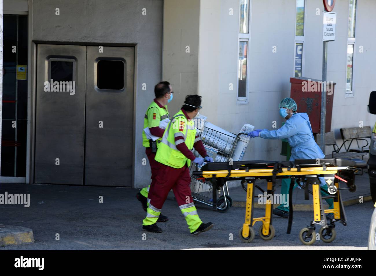 Mitglieder des medizinischen Personals des Summa, Medical Emergency Service von Madrid, nachdem ein Patient am 26.. März 2020 in die Notaufnahme des Krankenhauses 12 de Octubre in Madrid verlegt wurde. (Foto von Juan Carlos Lucas/NurPhoto) Stockfoto