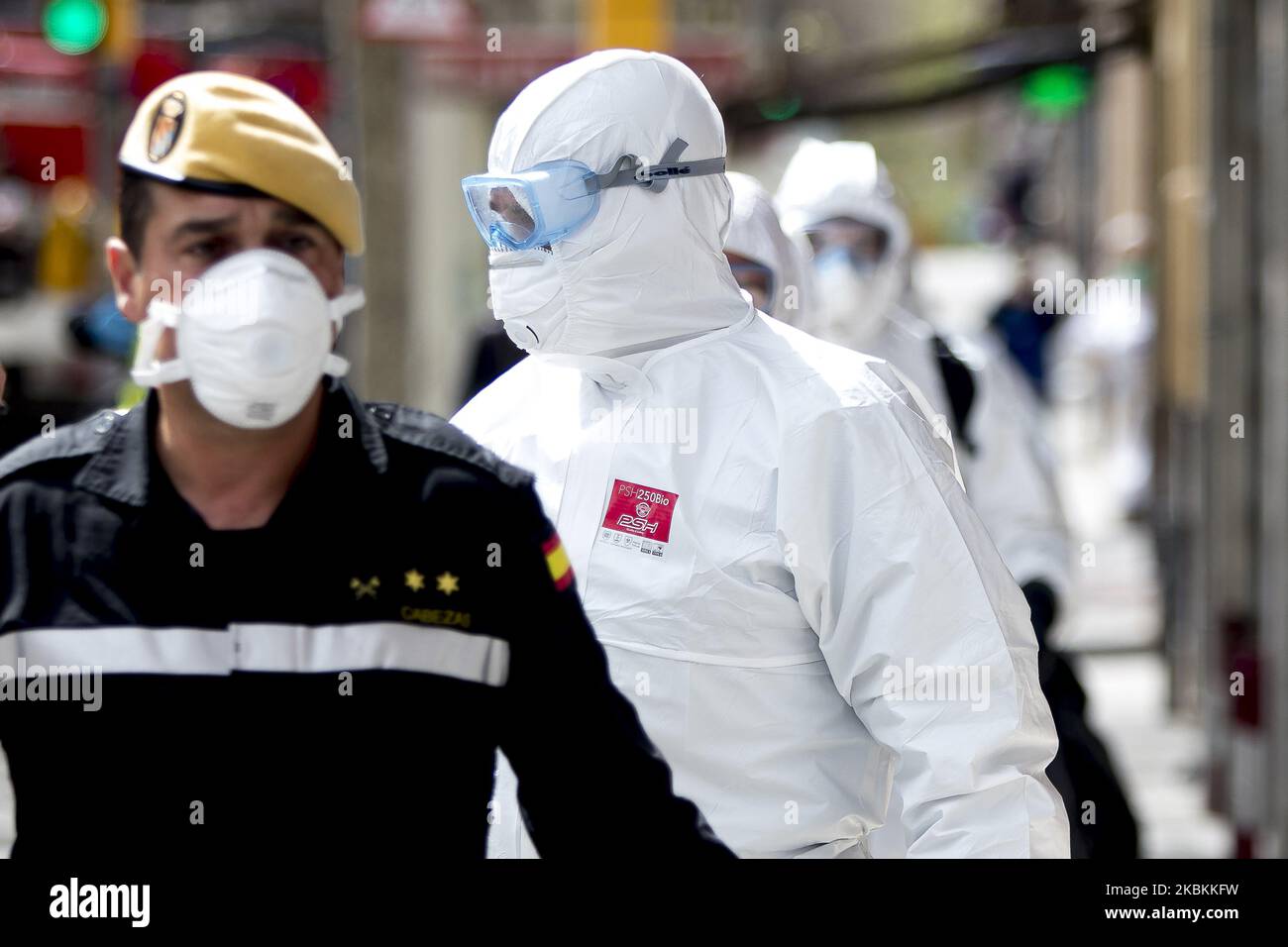 Mitglieder der Ume (Military Emergency Unit) der spanischen Armee entsenden während der Coronavirus-COVID-19-Krise in Barcelona, Katalonien, Spanien am 27. März 2020 ein Pflegeheim (Foto: Miquel Llop/NurPhoto) Stockfoto