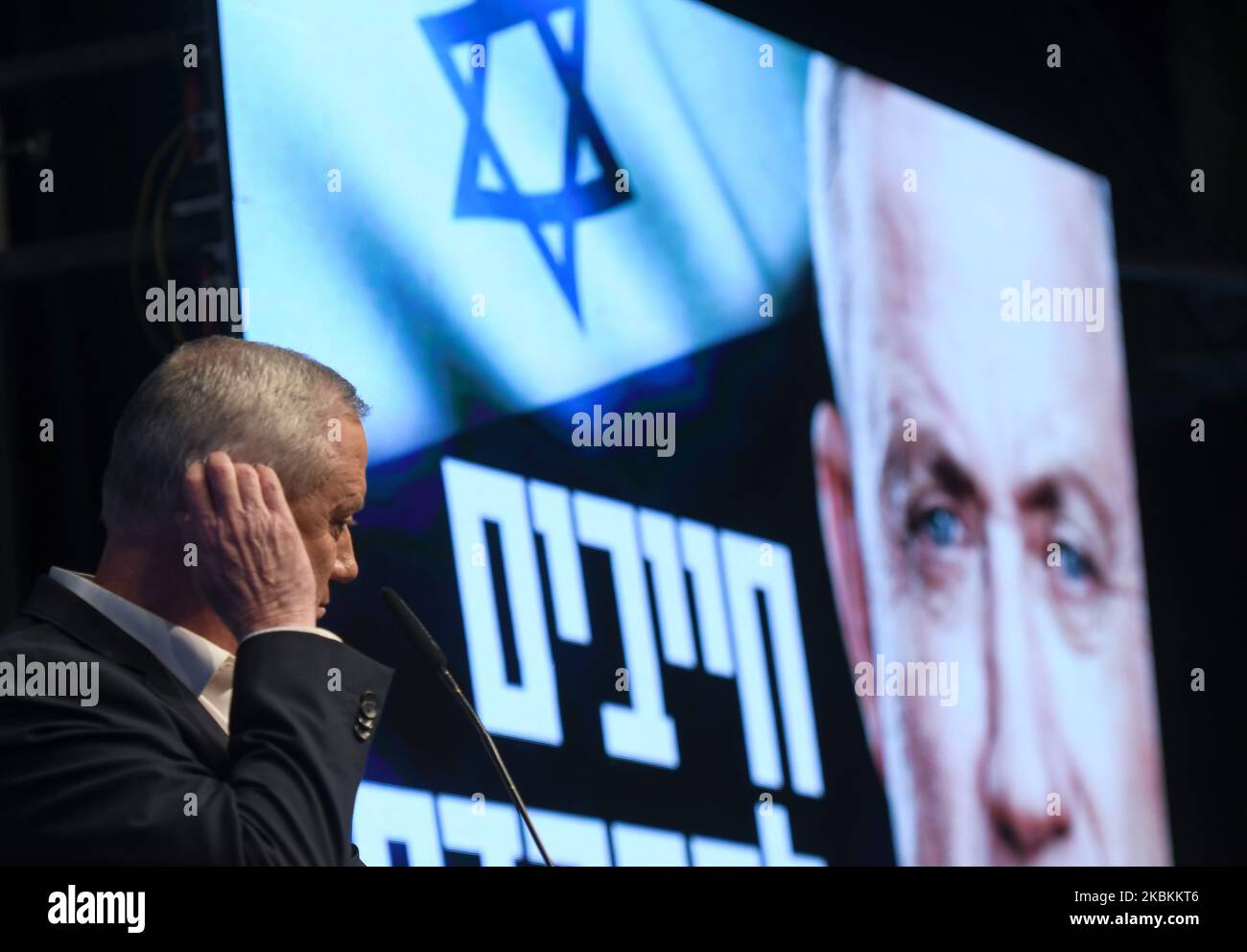 Ein Bild von Benny Gantz, das während seines Wahlkampfs am 25.. Februar in Ramat Gan aufgenommen wurde. Der Hauptrivale des israelischen Premierministers Benjamin Netanjahu hat sich bereit erklärt, einer Einheitsregierung beizutreten und damit ein Jahr politischer Blockade zu beenden. Am Donnerstag, den 26. März 2020, in Krakau, Polen. (Foto von Artur Widak/NurPhoto) Stockfoto